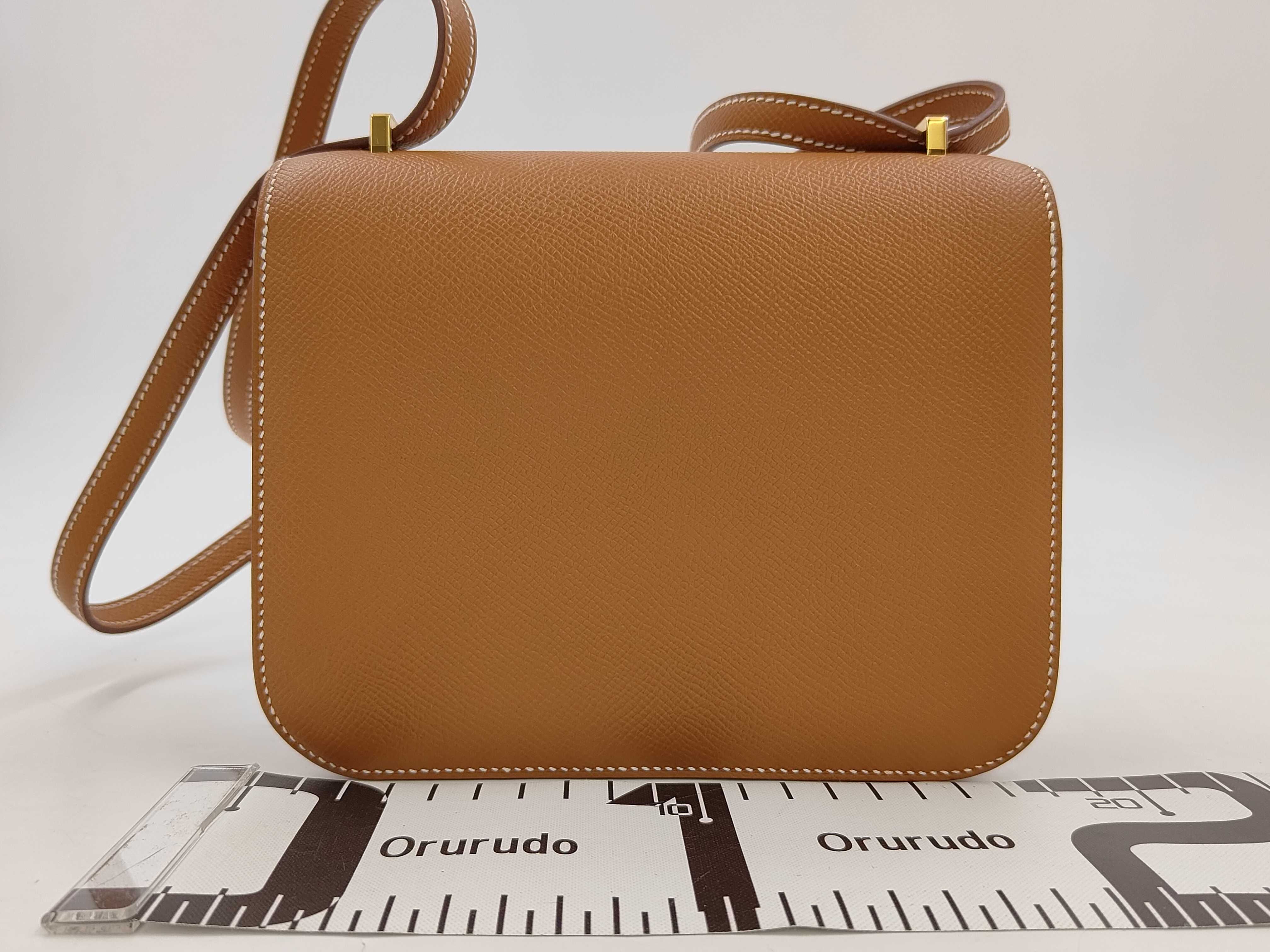 Constance Mini bag in gold leather with gold hardware and G stamp. — view 2