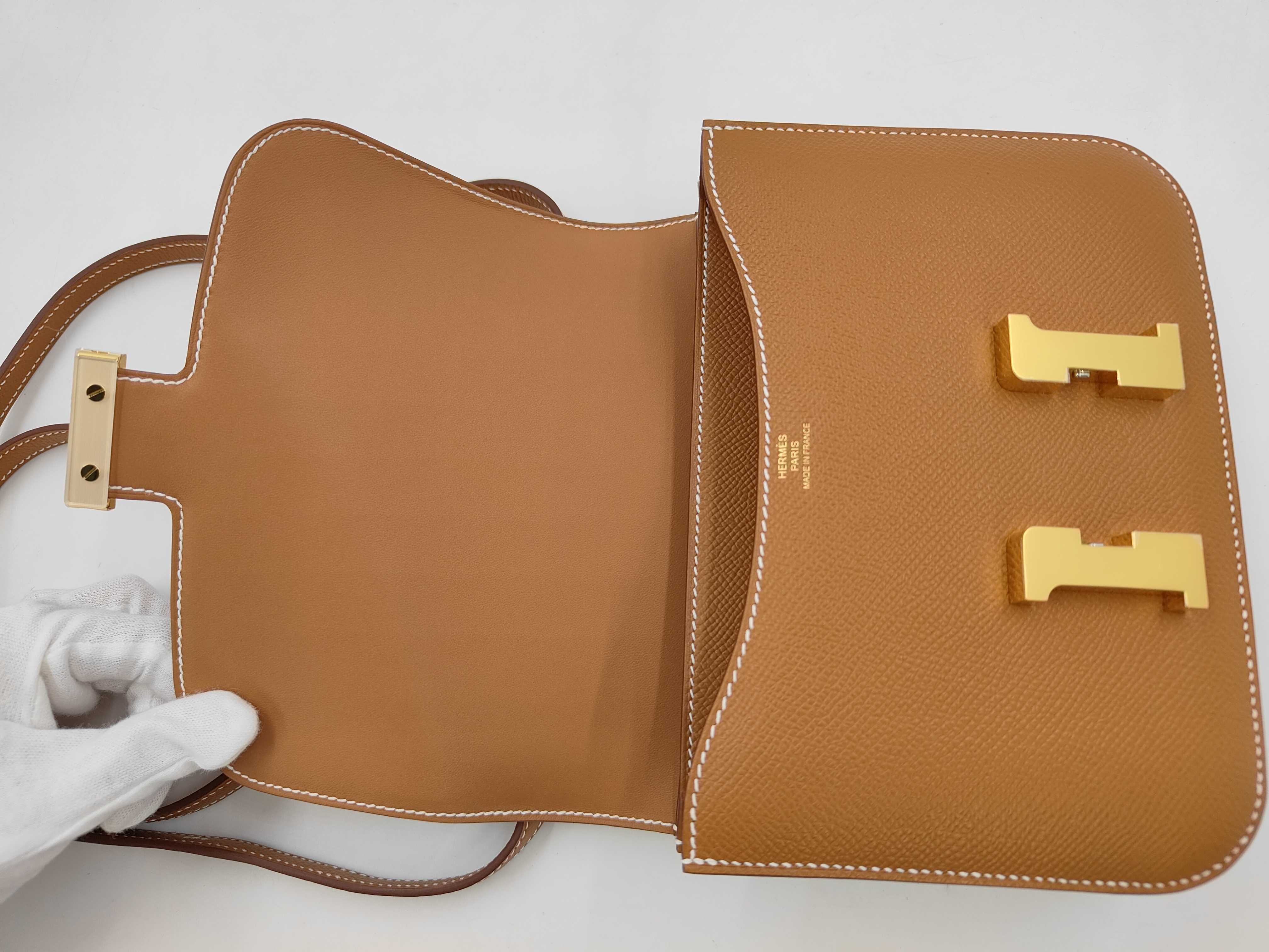 Constance Mini bag in gold leather with gold hardware and G stamp. — view 8