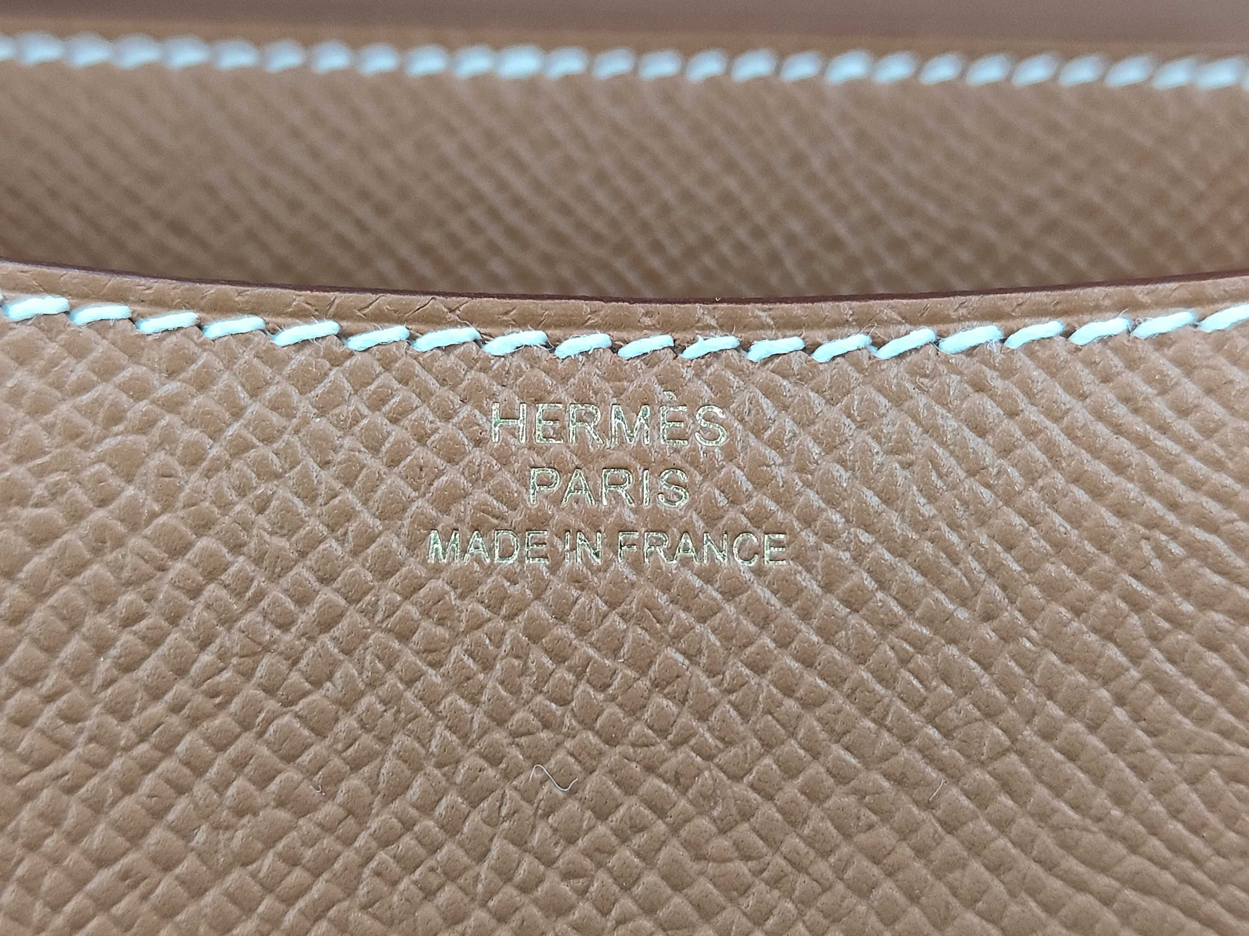 Constance Mini bag in gold leather with gold hardware and G stamp. — view 9
