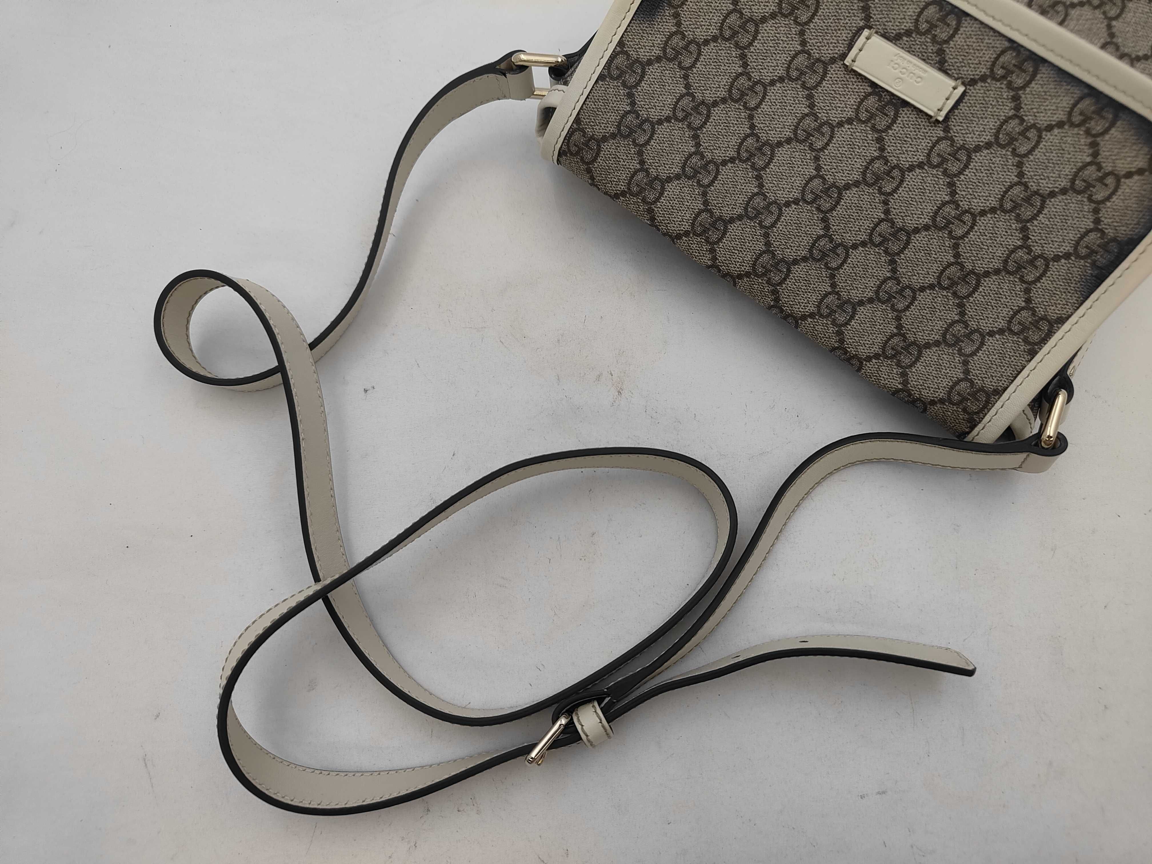 GG Supreme Shoulder Bag — view 3