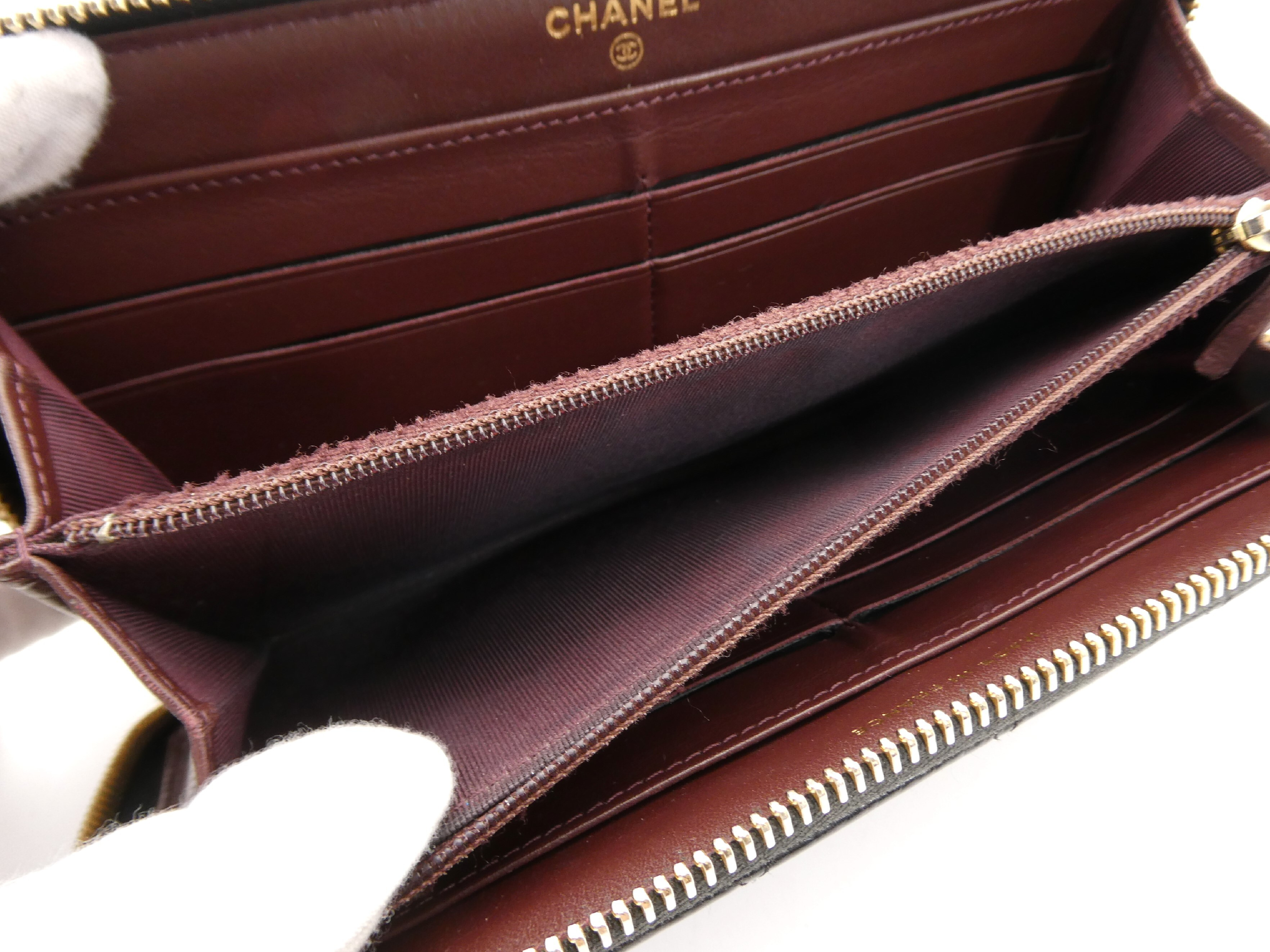 Matelassé Coco Mark Caviar Skin Round Zip Wallet — view 8