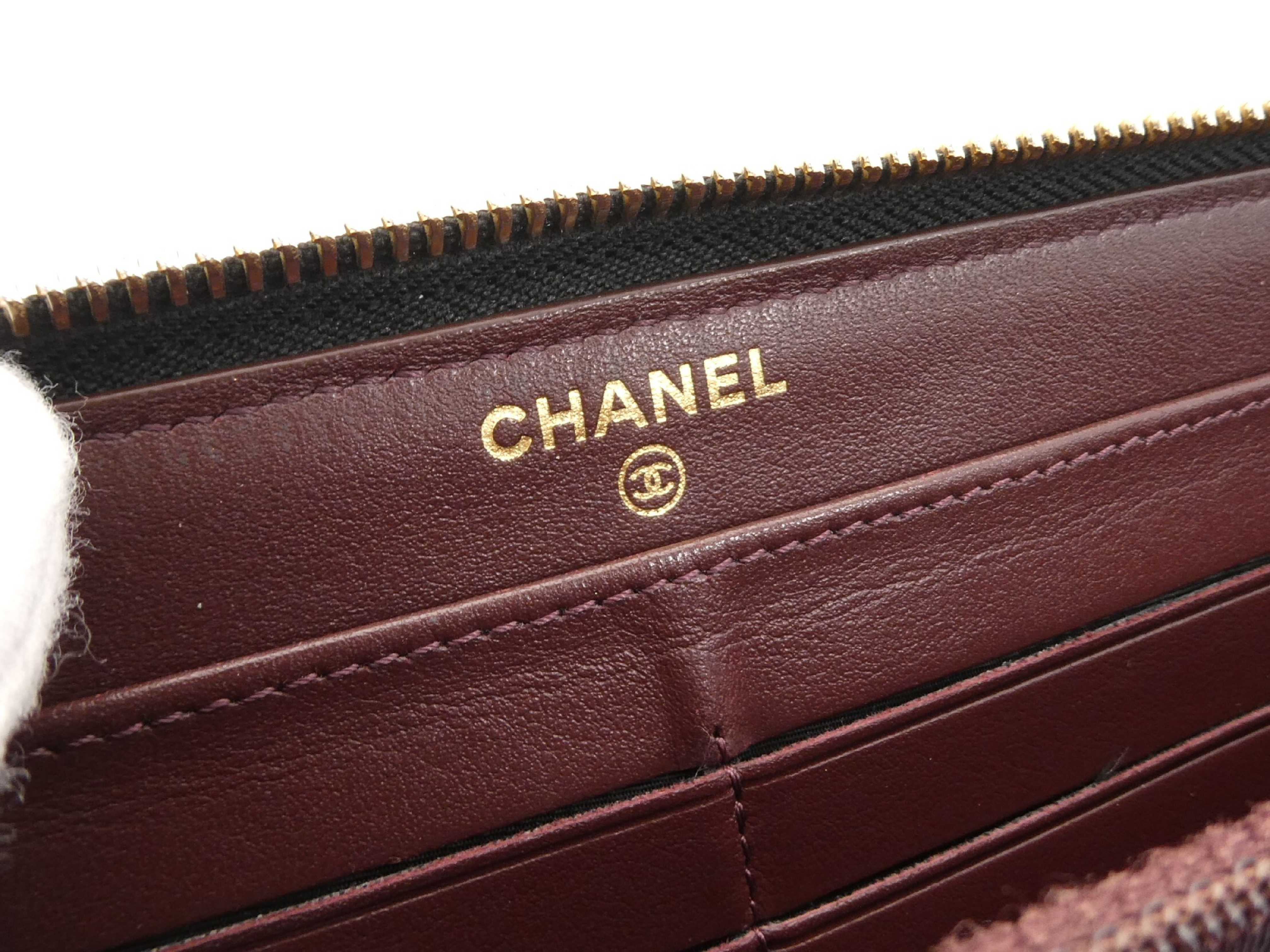 Matelassé Coco Mark Caviar Skin Round Zip Wallet — view 9