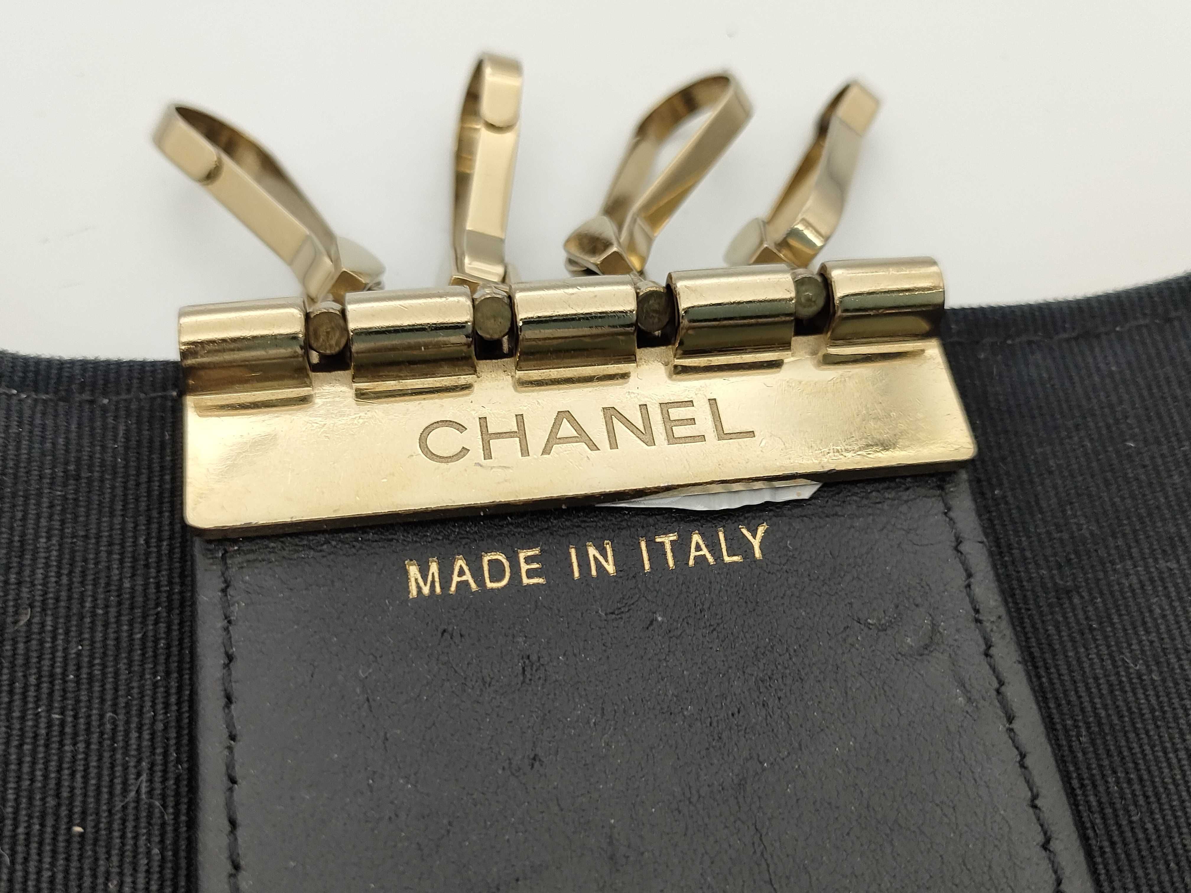 Calfskin Camellia Keyring Key Case Noir Key Case — view 6