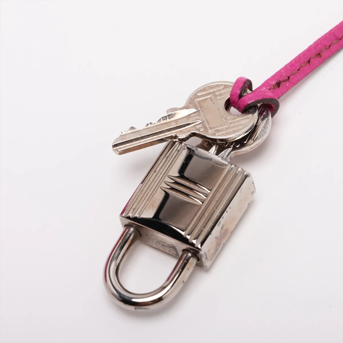 [Individually packaged] Hermes Kelly 28 Retourne Coromandel Fuchsia Pink Silver Hardware I: 2005 Clochette string torn — view 13