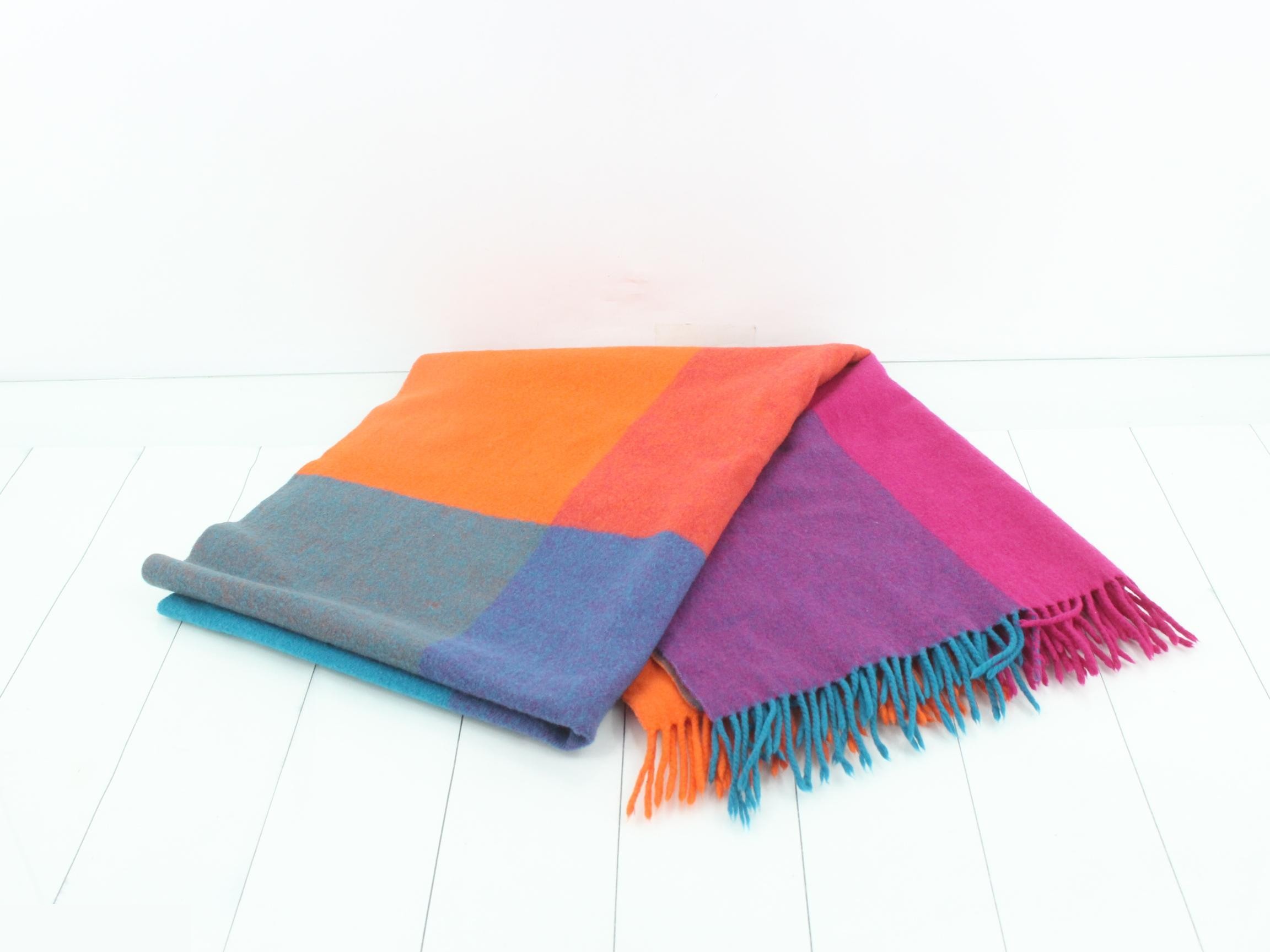 Other lines: Small items, accessories, scarves — view 3