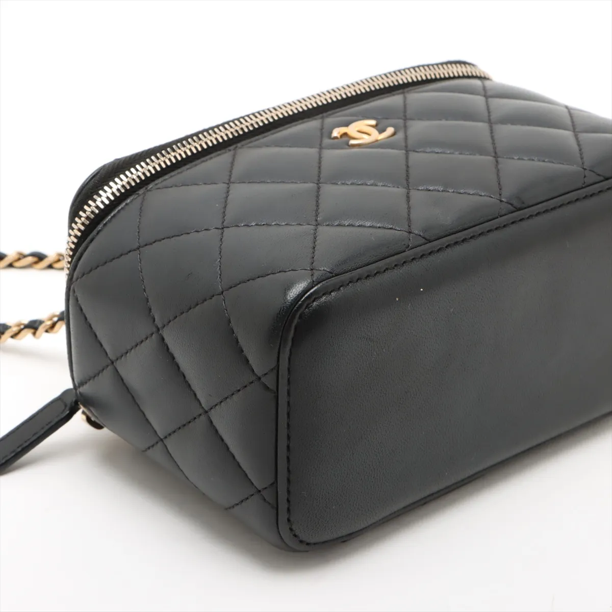 Matelasse Lambskin Chain Shoulder Bag Vanity Black Gold Hardware 31588672 31s — view 4