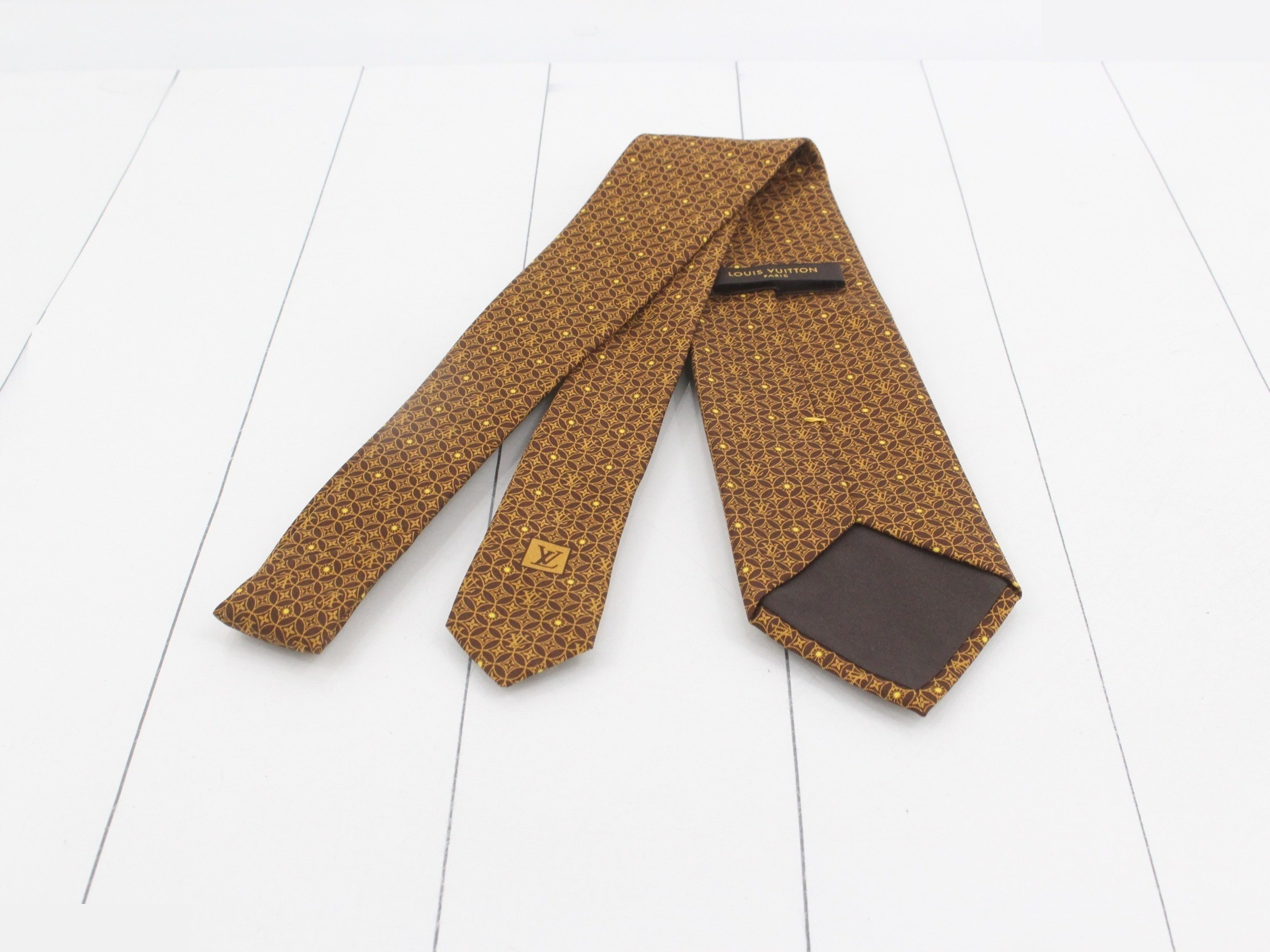 tie — view 2