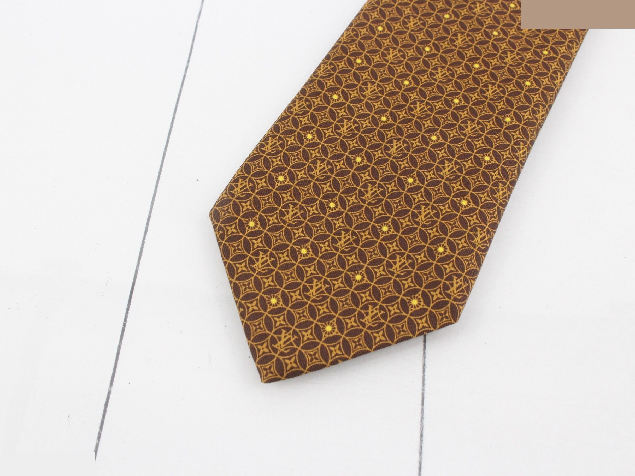 tie — view 3