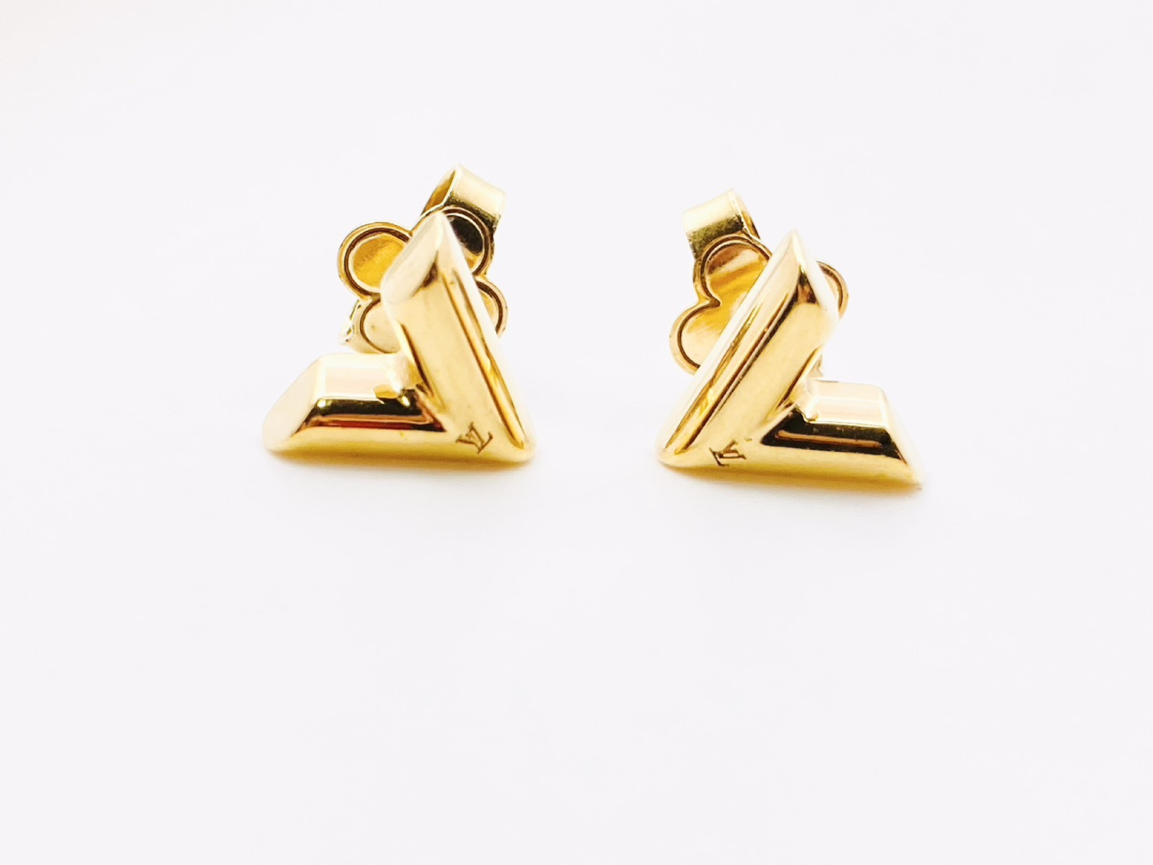 M68153 Essential V Earrings Gold LE0251 Earrings — view 2