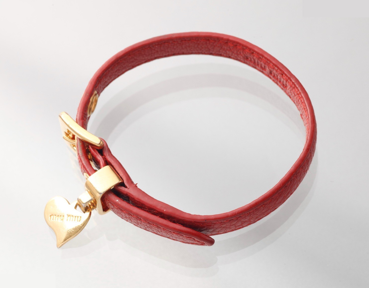 Heart-shaped gold bracelet/bangle (leather/fabric), wrist circumference approximately 18.5 cm. — view 2