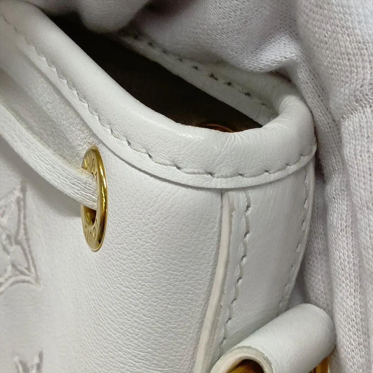 LV Broderie Anglaise Noe PM M20740, serial number unknown, white, with a different model strap. — view 9