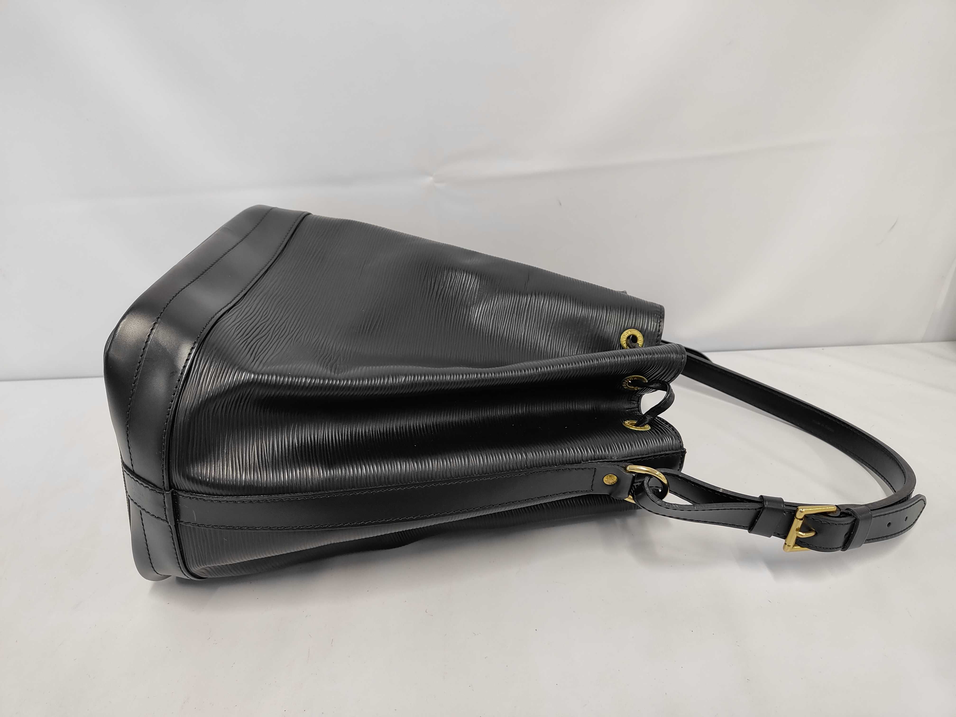 Epi Noe Black One-Shoulder Bag A Shoulder Bag — view 11