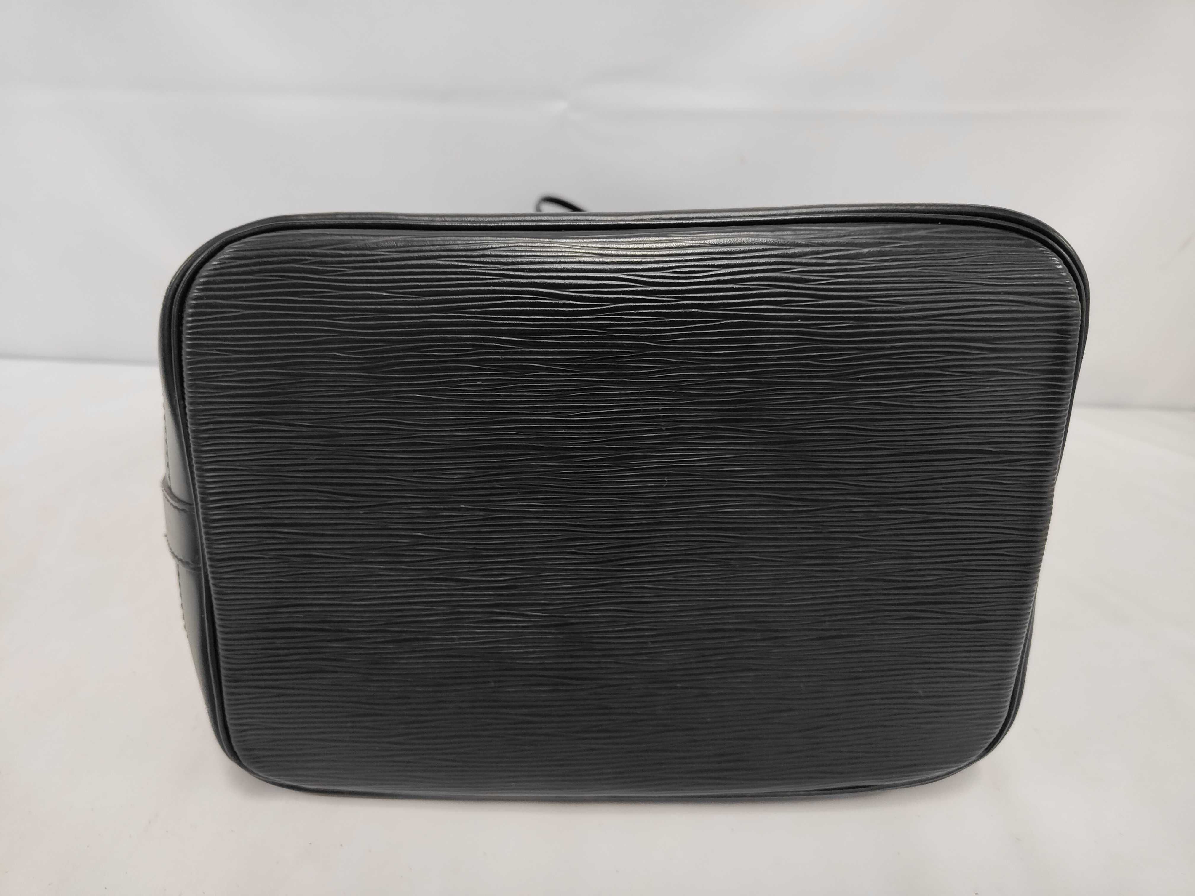 Epi Noe Black One-Shoulder Bag A Shoulder Bag — view 3