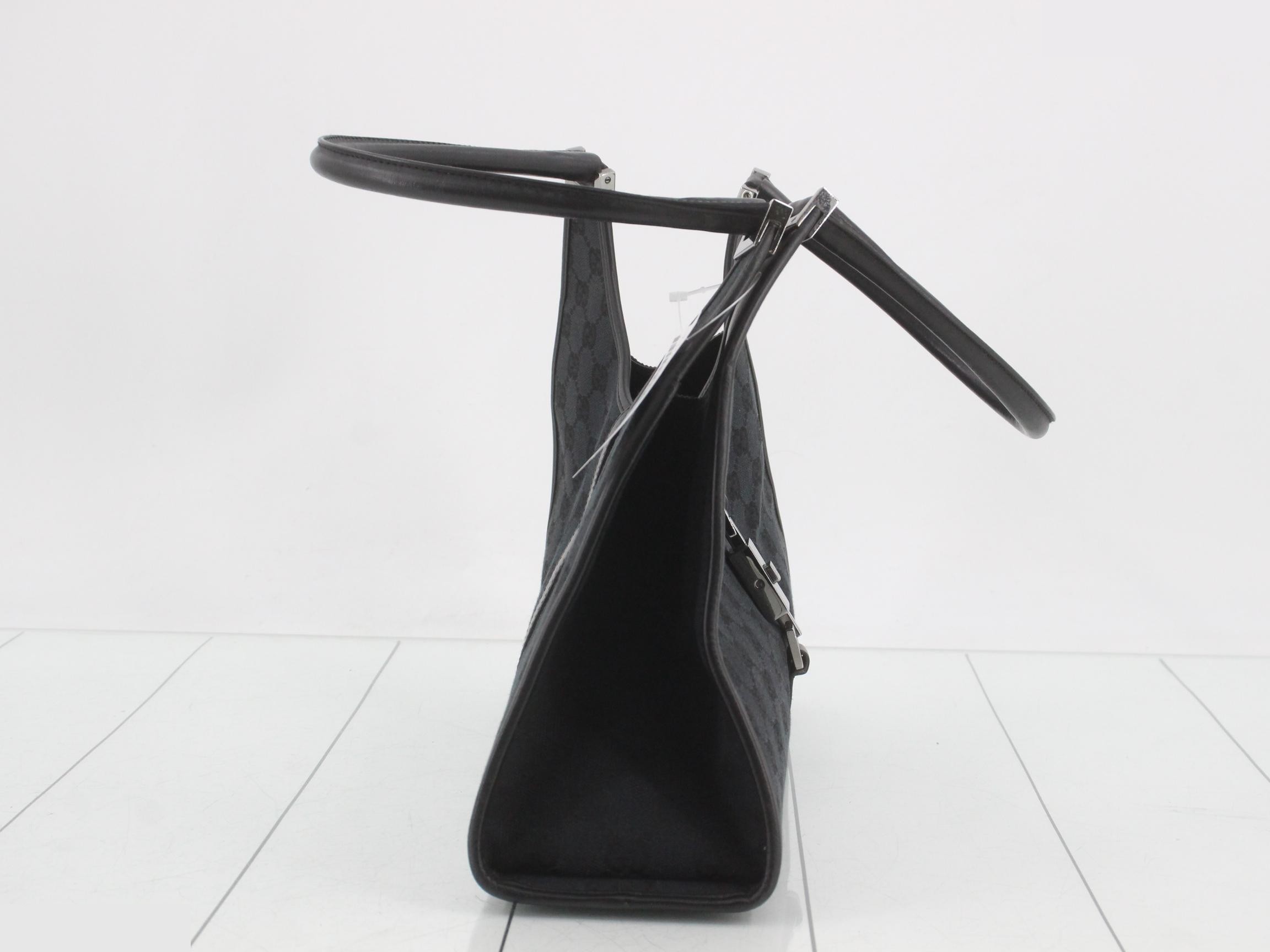 GG Canvas Black Shoulder Bag — view 4