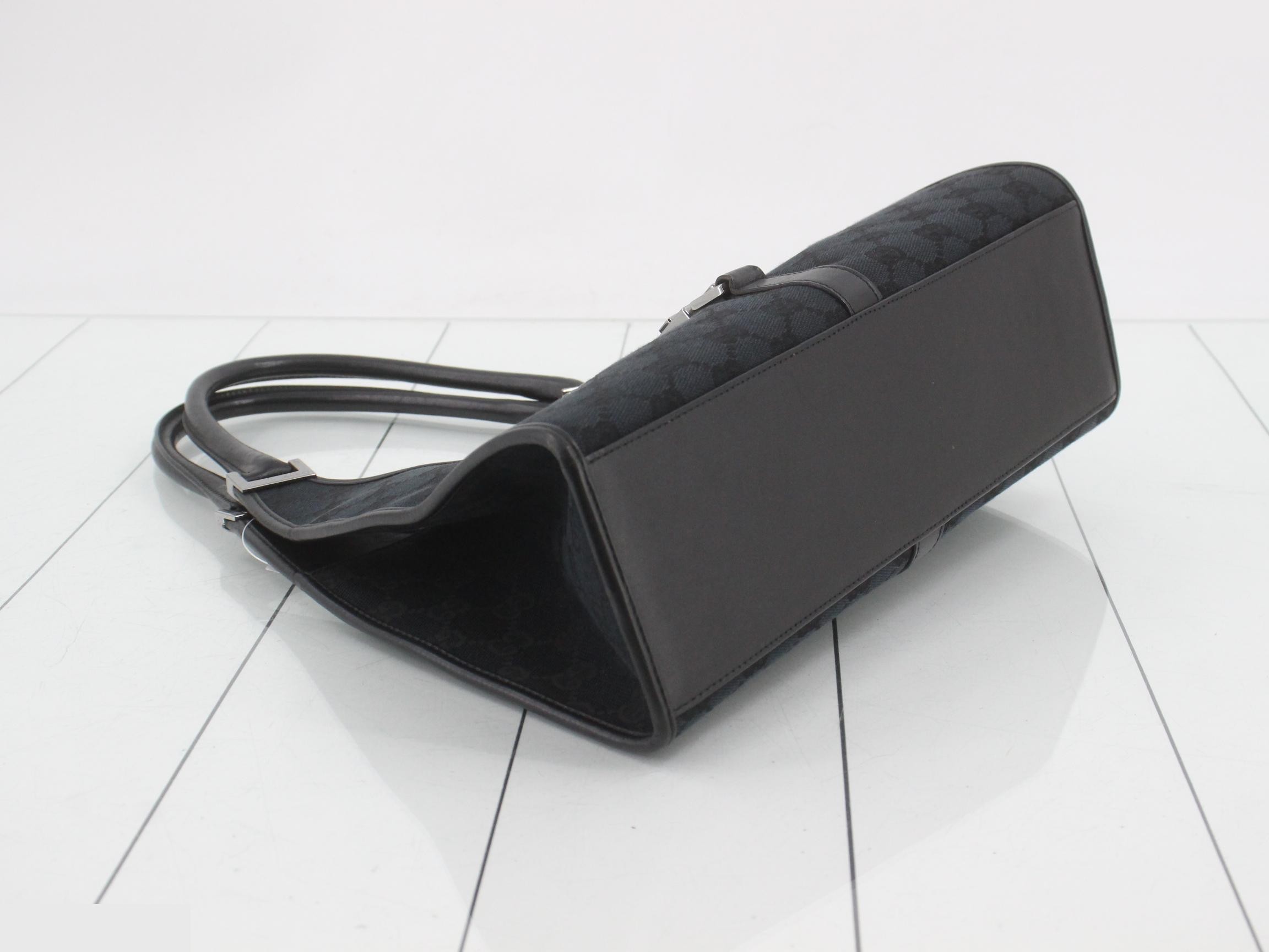 GG Canvas Black Shoulder Bag — view 5