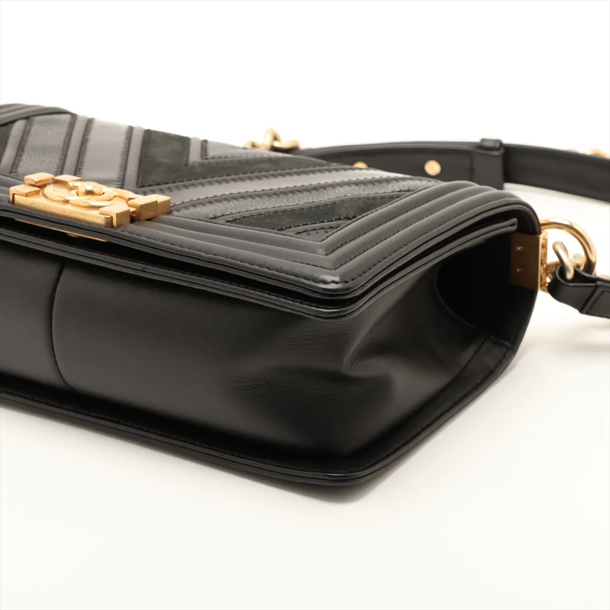 Boy Chanel 25 Leather Chain Shoulder Bag, V-stitch Chevron, Black with Gold Hardware, 22470125, Serial Number 22, A67086 — view 3