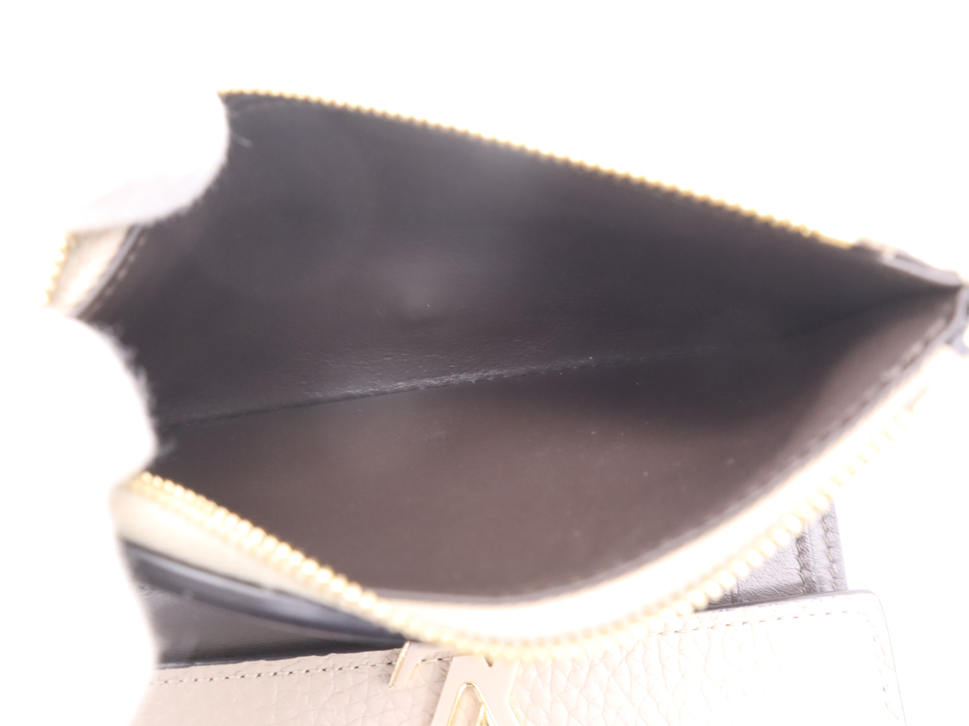 M62159 Taurillon Leather Portefeuille Capucines Compact Beige Wallet — view 11