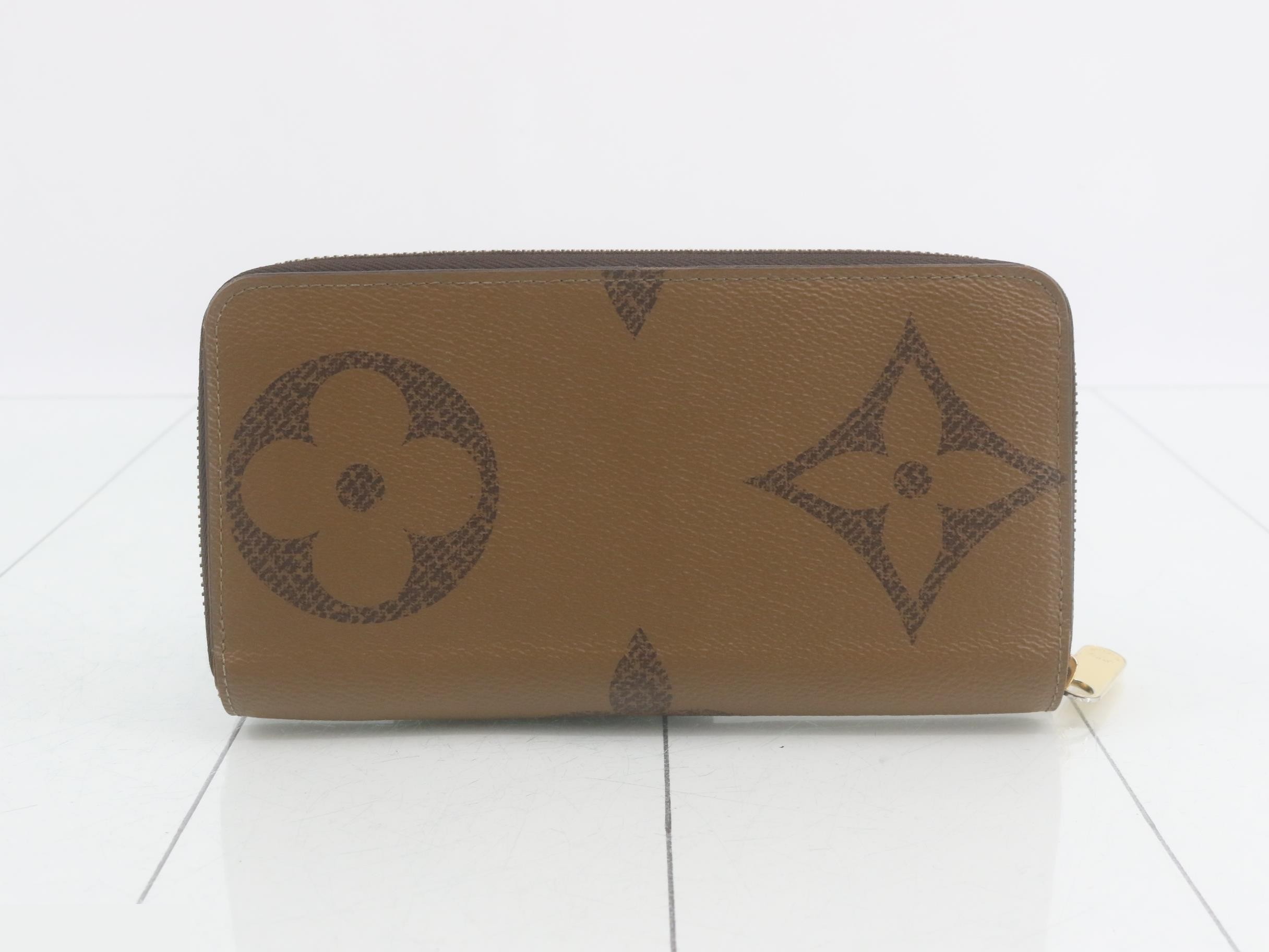 M69353 Louis Vuitton Monogram Giant Reverse Zippy Wallet — view 2