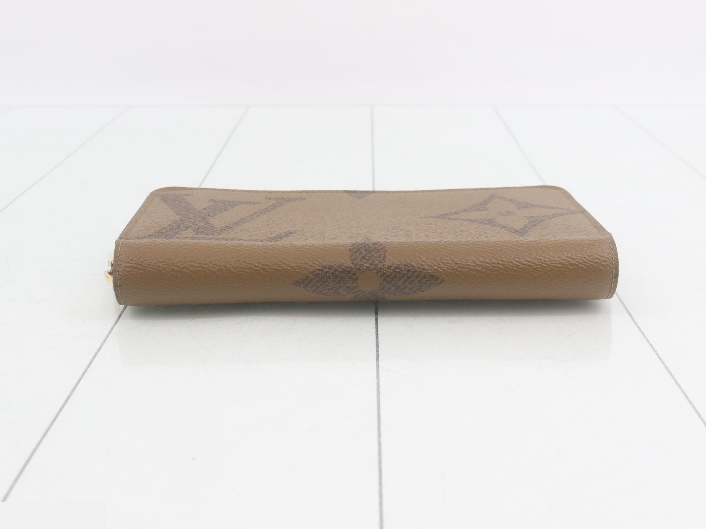 M69353 Louis Vuitton Monogram Giant Reverse Zippy Wallet — view 3