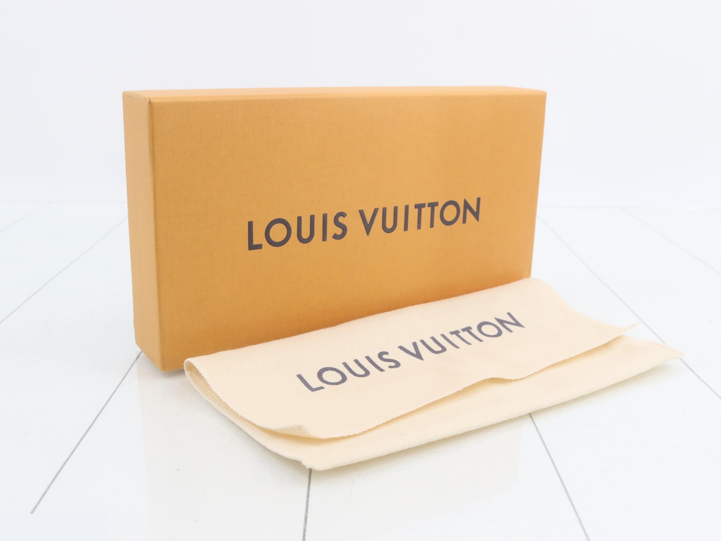 M69353 Louis Vuitton Monogram Giant Reverse Zippy Wallet — view 5