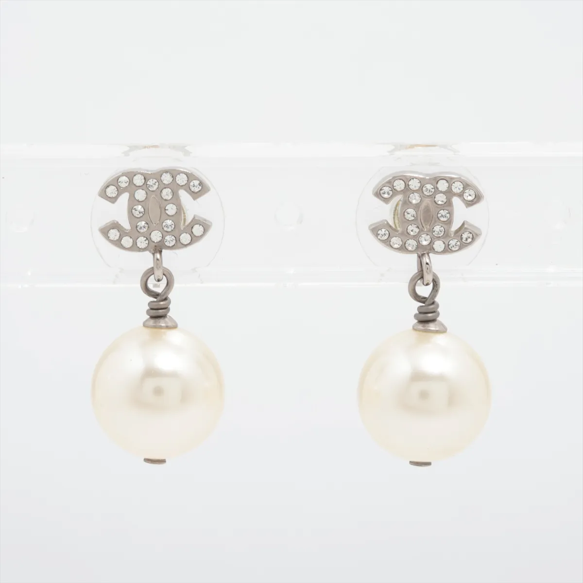 Coco Mark A16V Earrings (Pair) GP x Rhinestone x Faux Pearl Silver. Shows