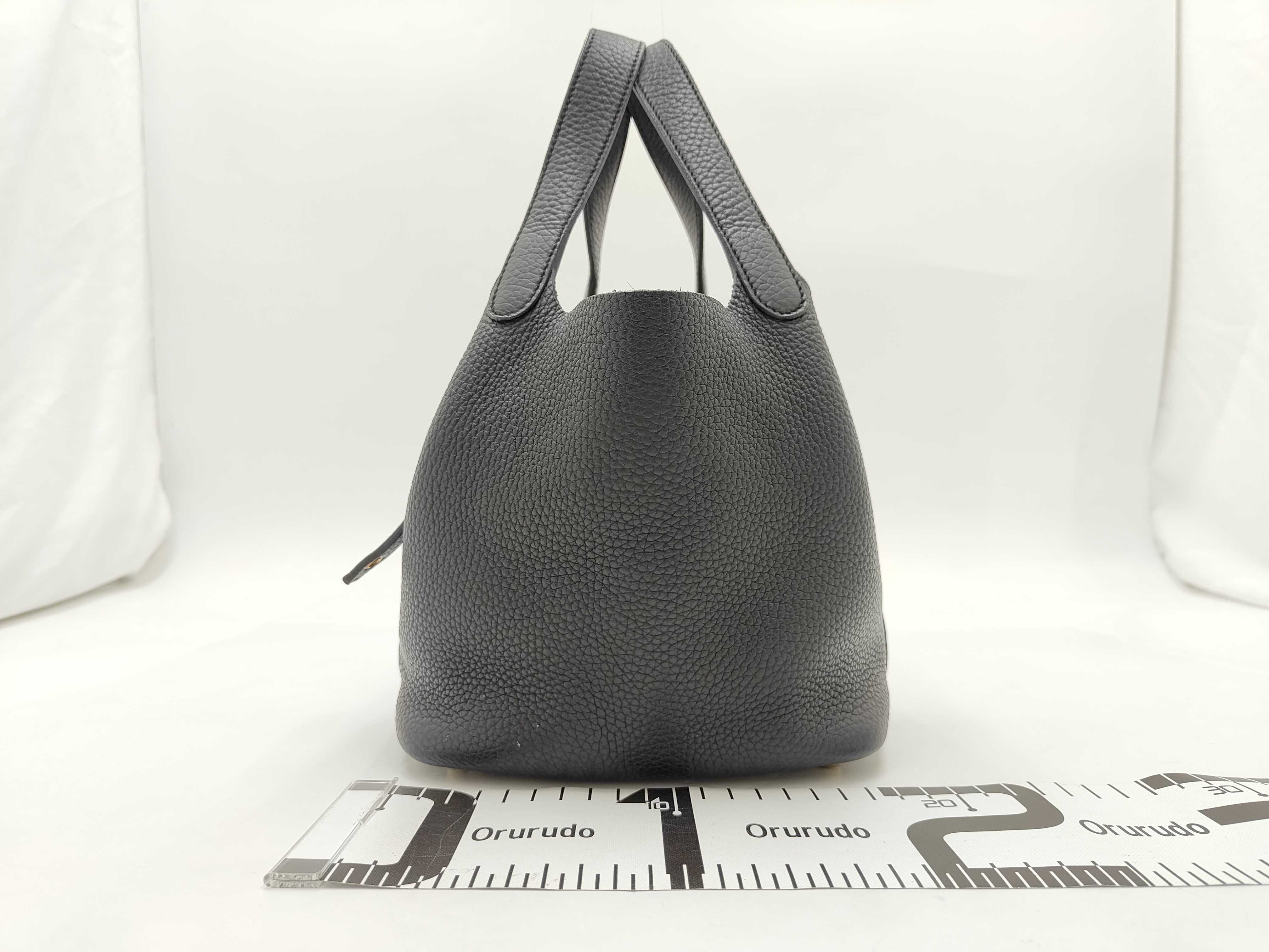 Picotin 18 Handbag, U-stamp, Taurillon Clemence leather, gold hardware, padlock, 2 keys. — view 2
