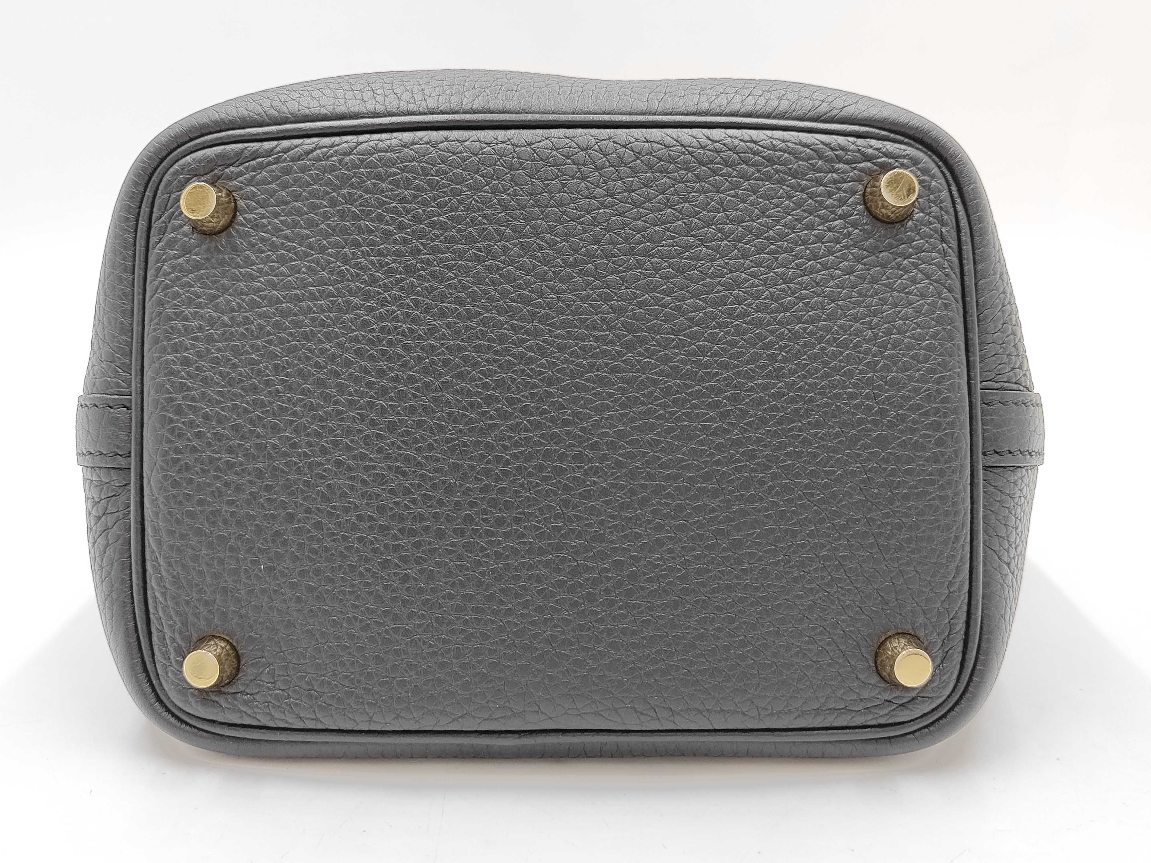 Picotin 18 Handbag, U-stamp, Taurillon Clemence leather, gold hardware, padlock, 2 keys. — view 7