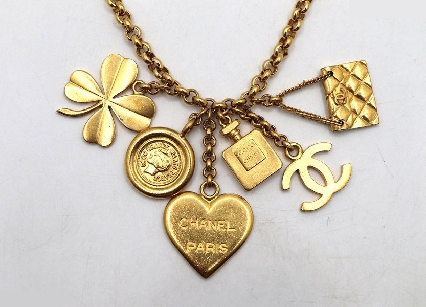 necklace, 90cm in length, Matelassé, heart and clover design, Coco Chanel perfume. — view 3
