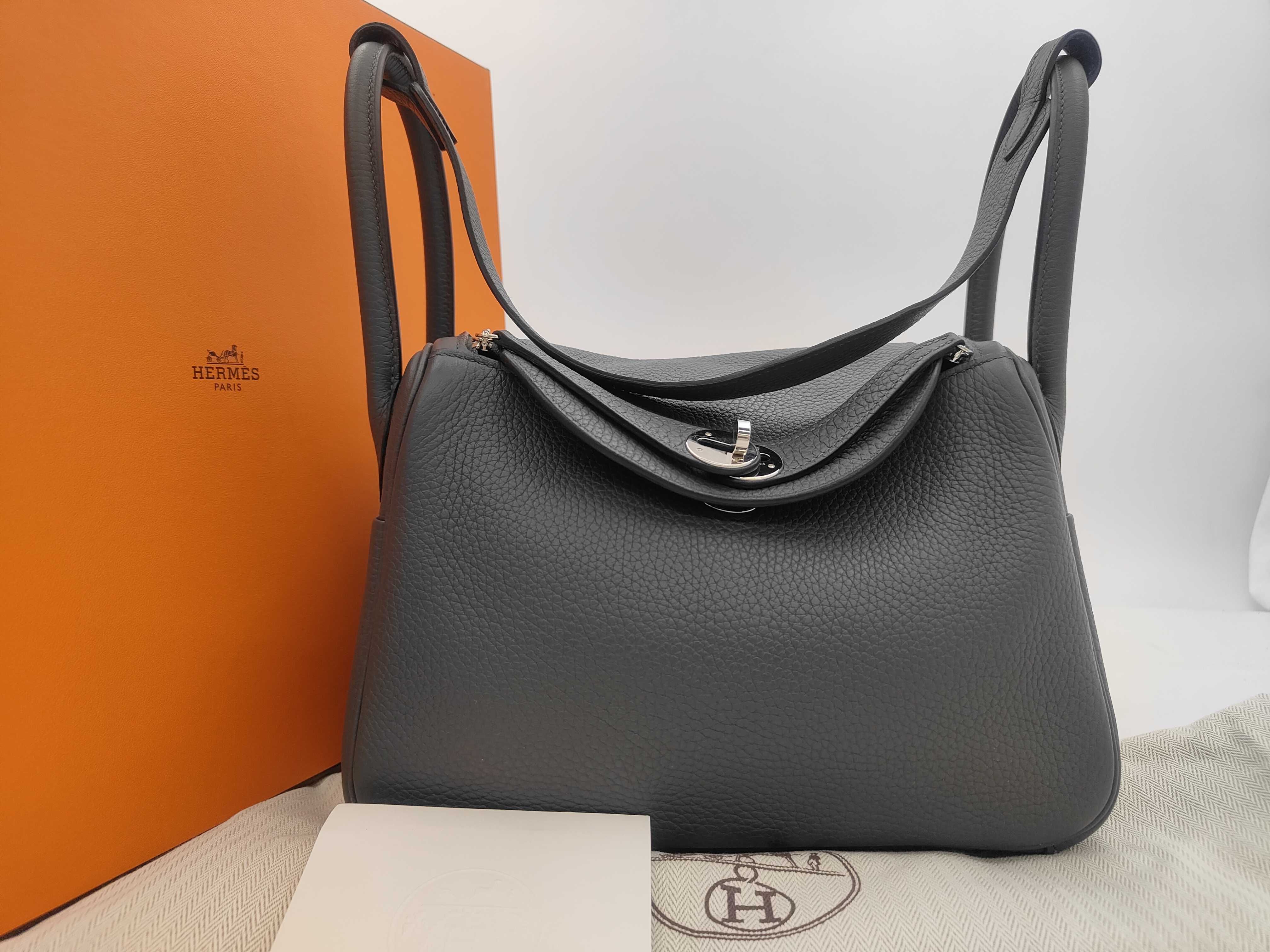 Lindy 26 handbag in Taurillon Clemence leather, Gris Misty, silver hardware, G stamp.