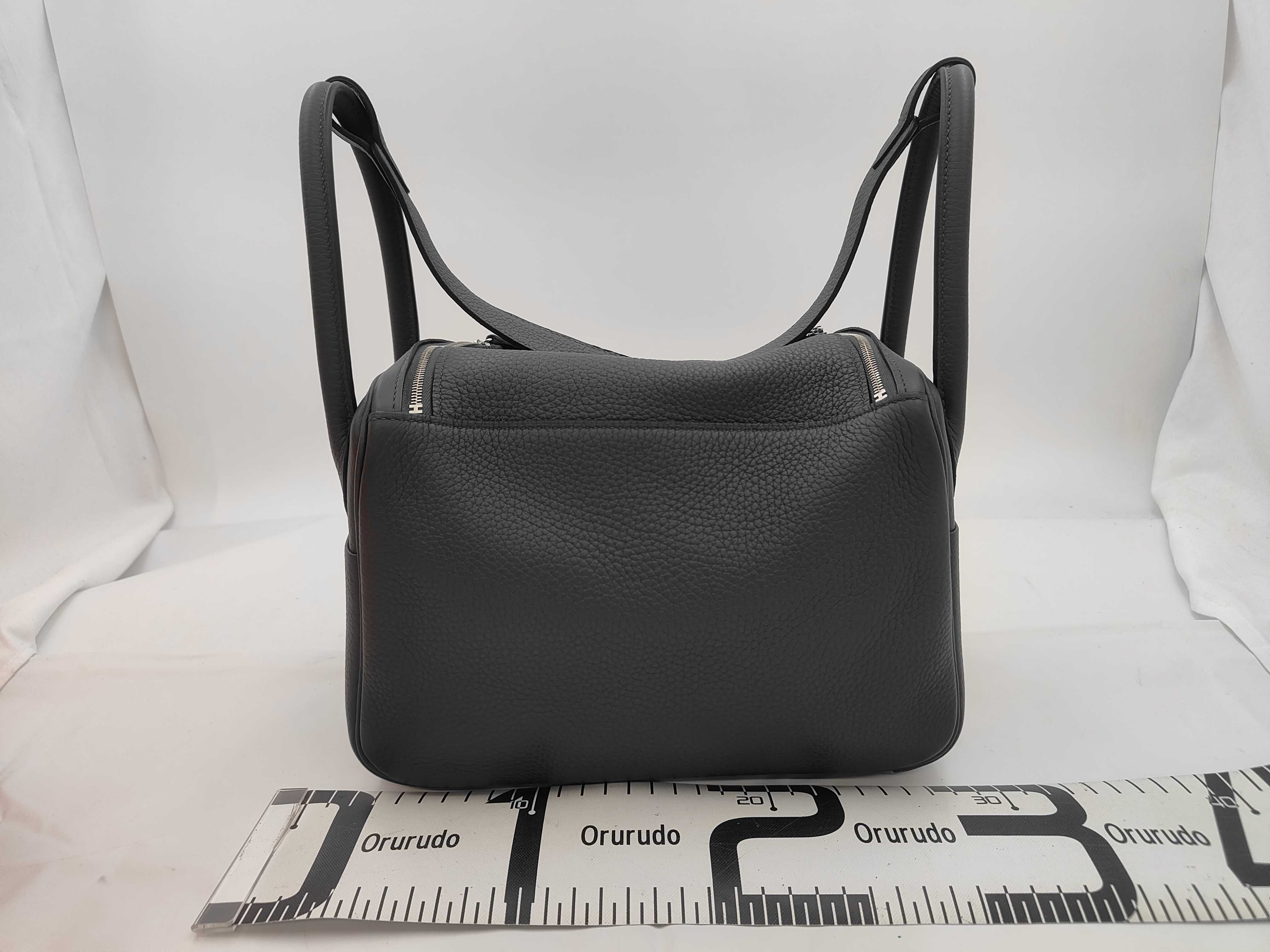 Lindy 26 handbag in Taurillon Clemence leather, Gris Misty, silver hardware, G stamp. — view 2