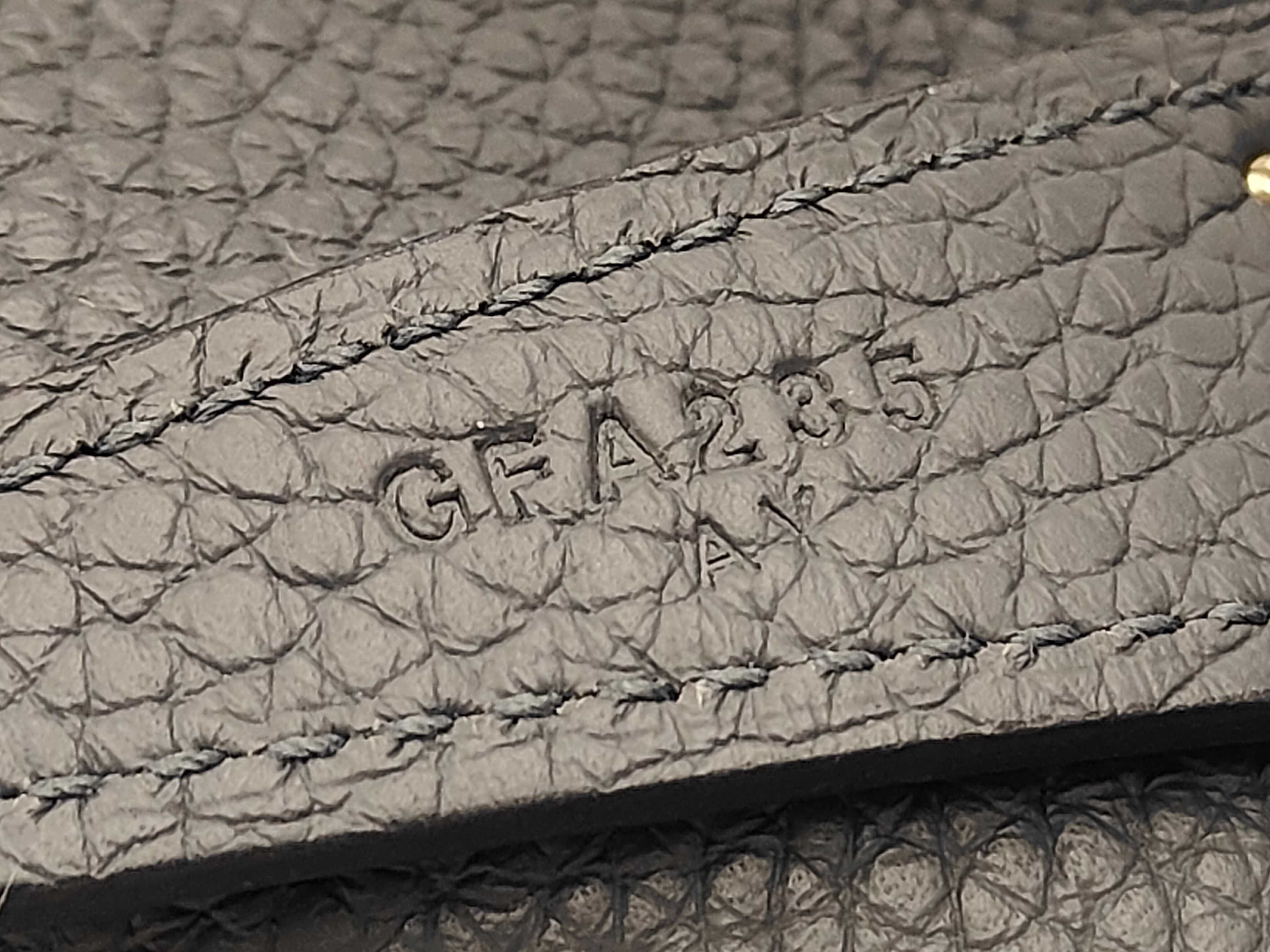 Lindy 26 handbag in Taurillon Clemence leather, Gris Misty, silver hardware, G stamp. — view 11