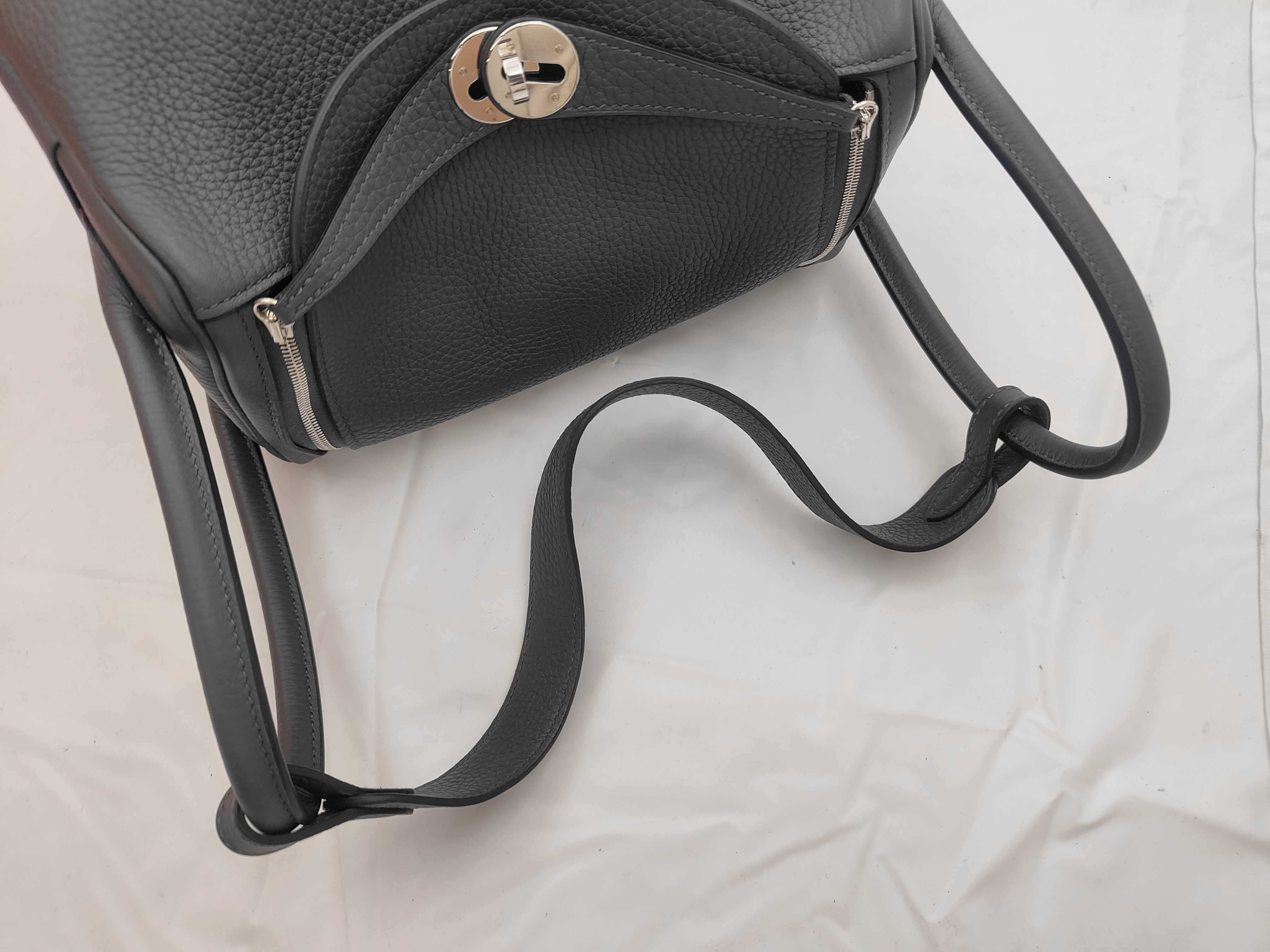 Lindy 26 handbag in Taurillon Clemence leather, Gris Misty, silver hardware, G stamp. — view 3