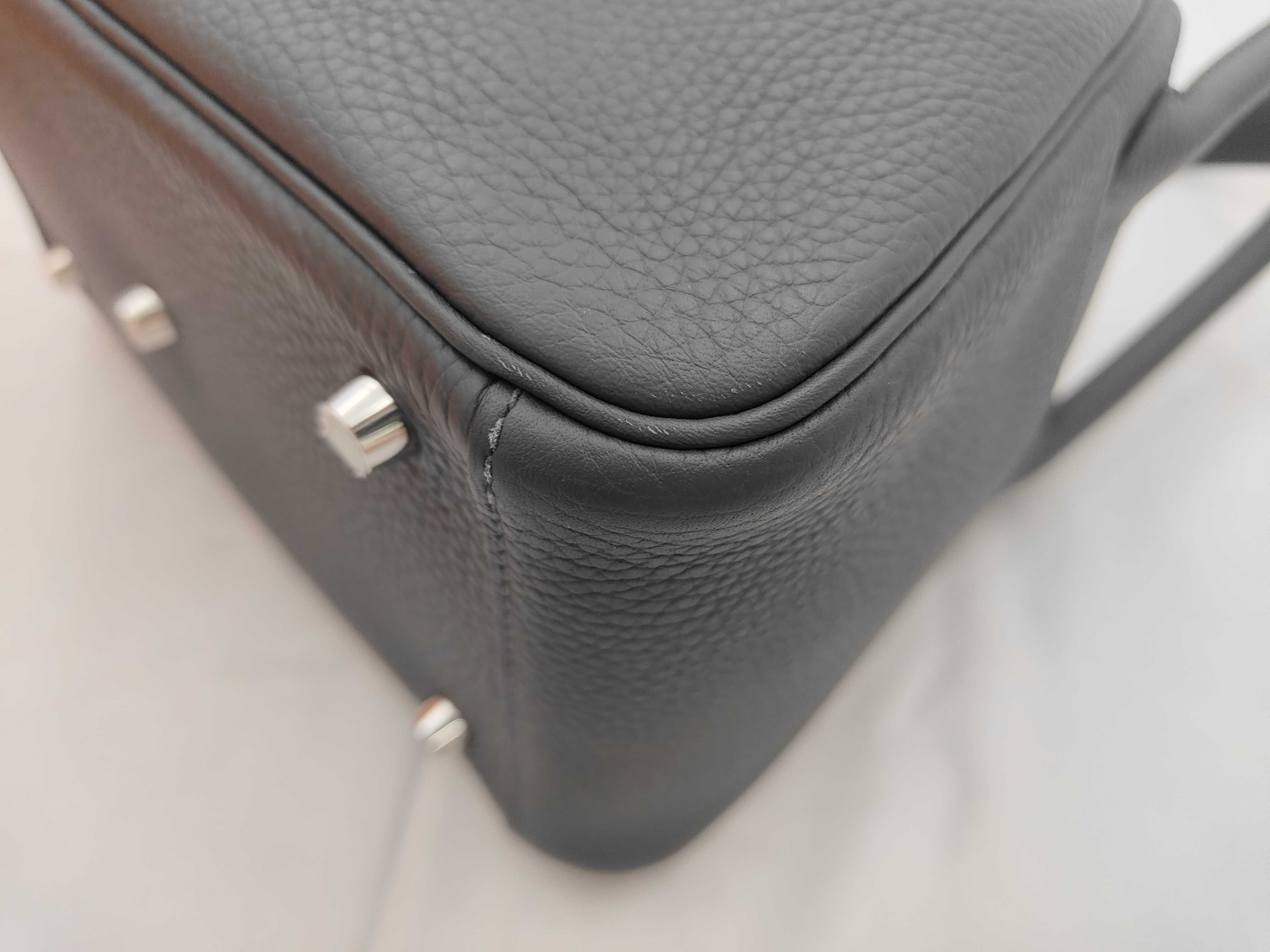 Lindy 26 handbag in Taurillon Clemence leather, Gris Misty, silver hardware, G stamp. — view 6