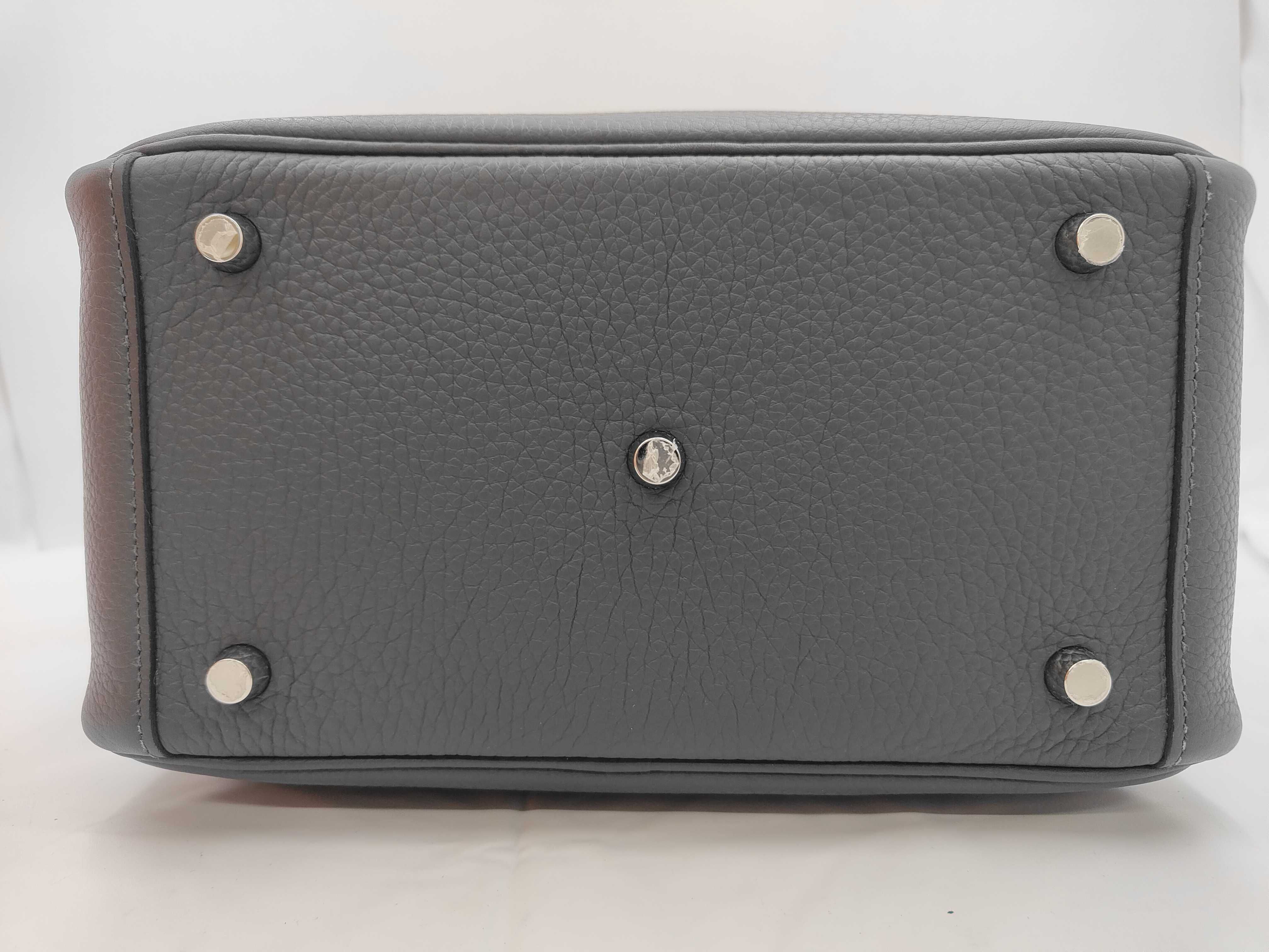 Lindy 26 handbag in Taurillon Clemence leather, Gris Misty, silver hardware, G stamp. — view 7