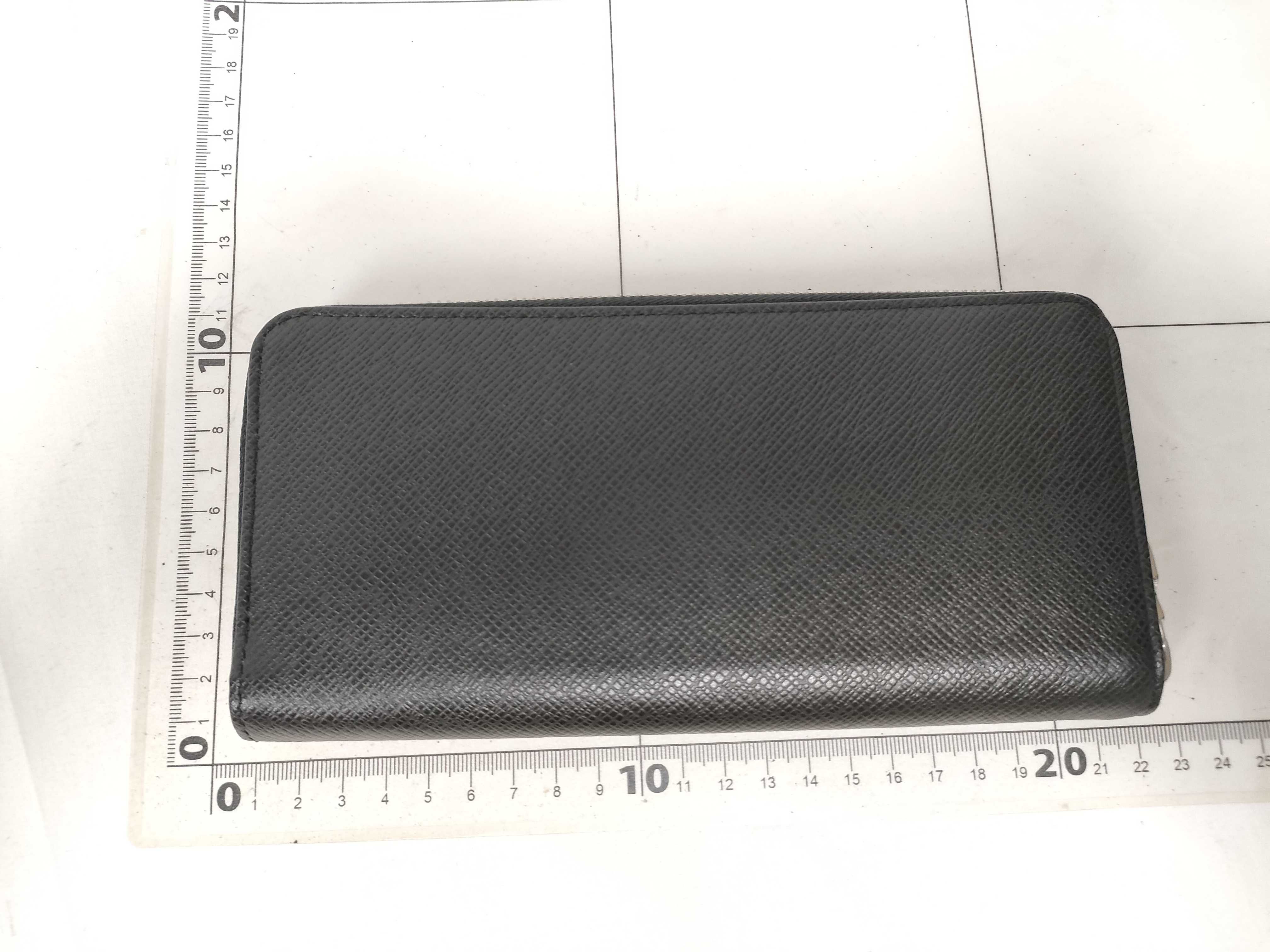 Taiga Leather Long Wallet (Black) — view 2
