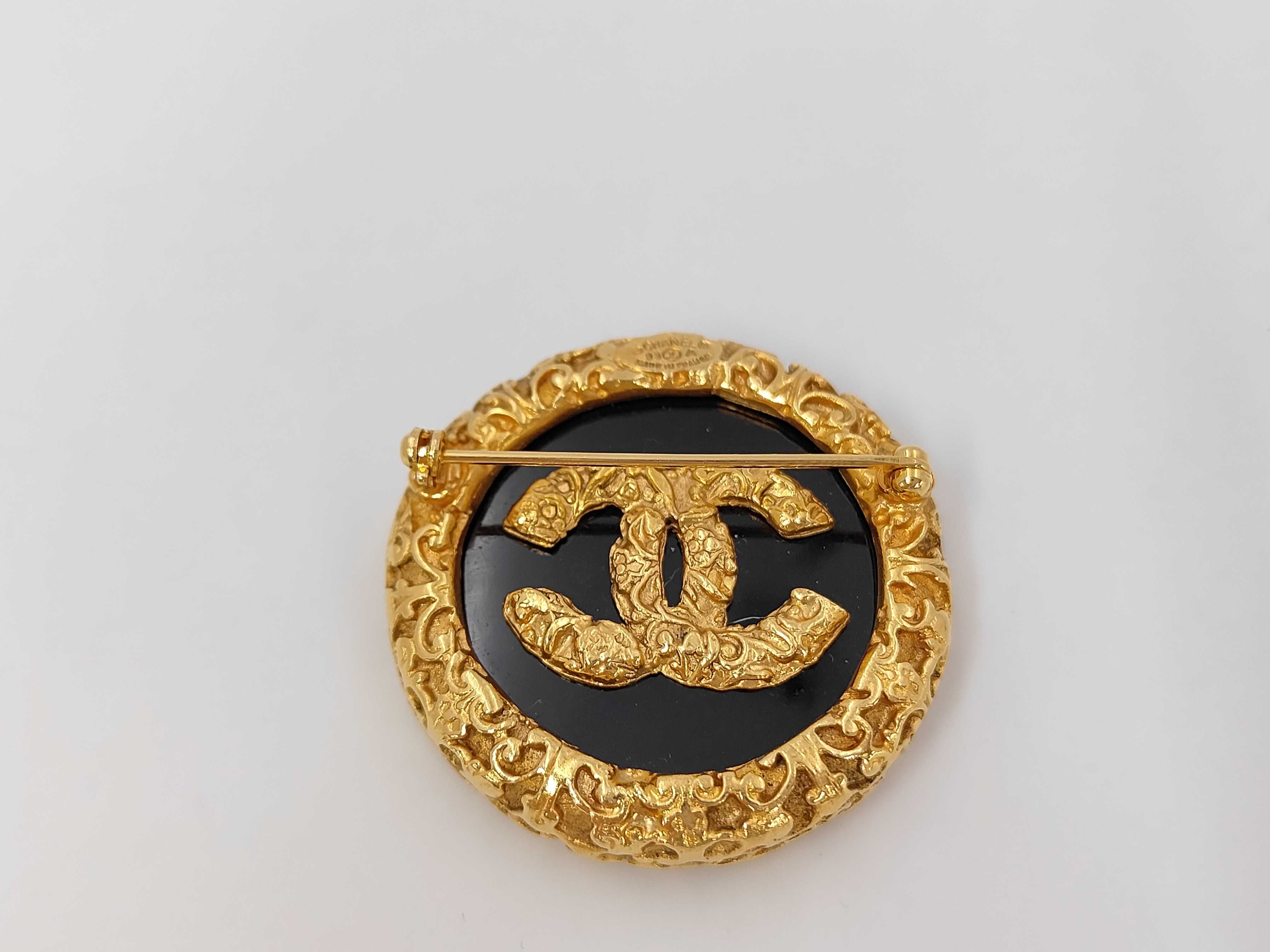 brooch — view 2
