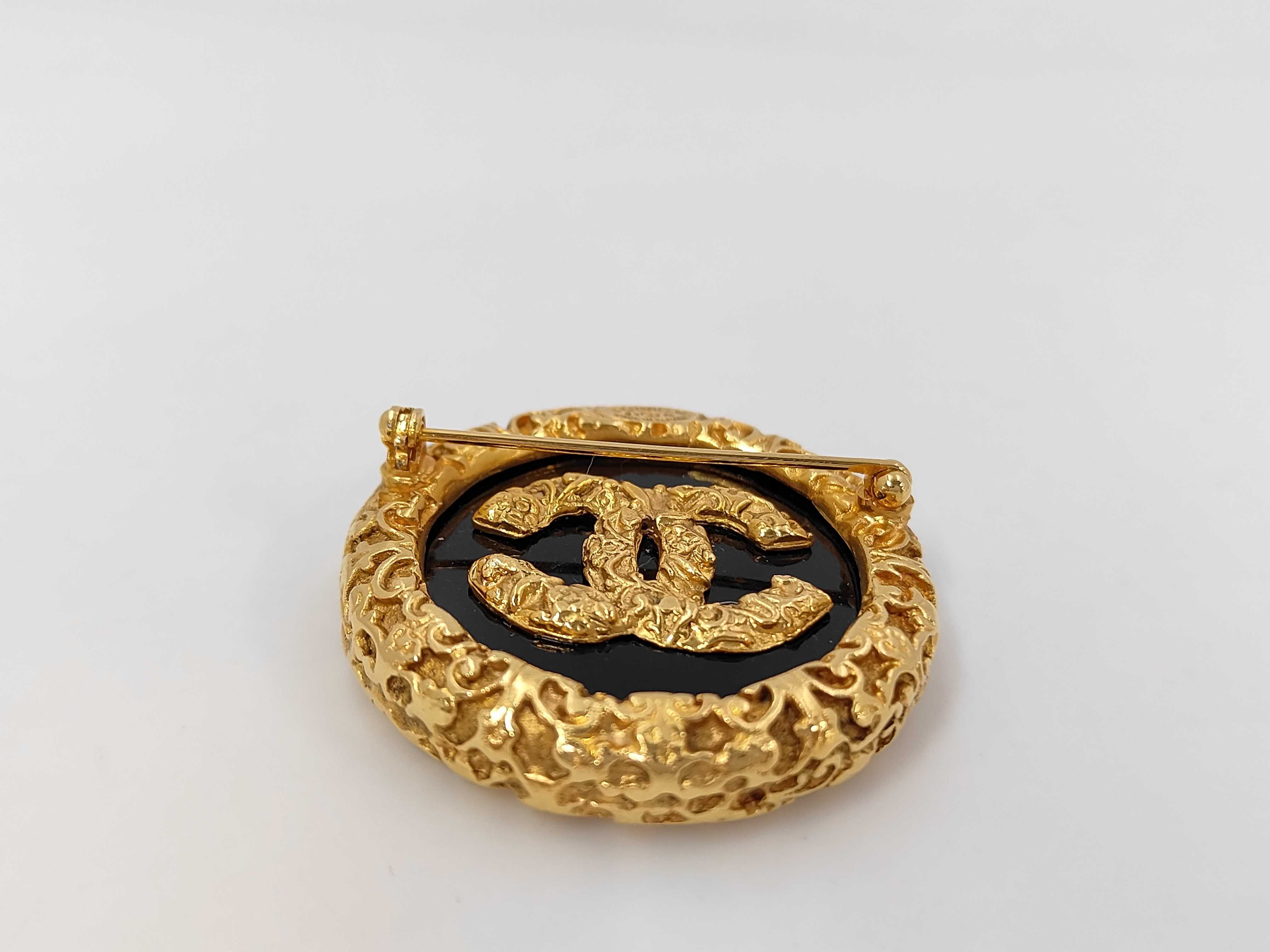 brooch — view 4