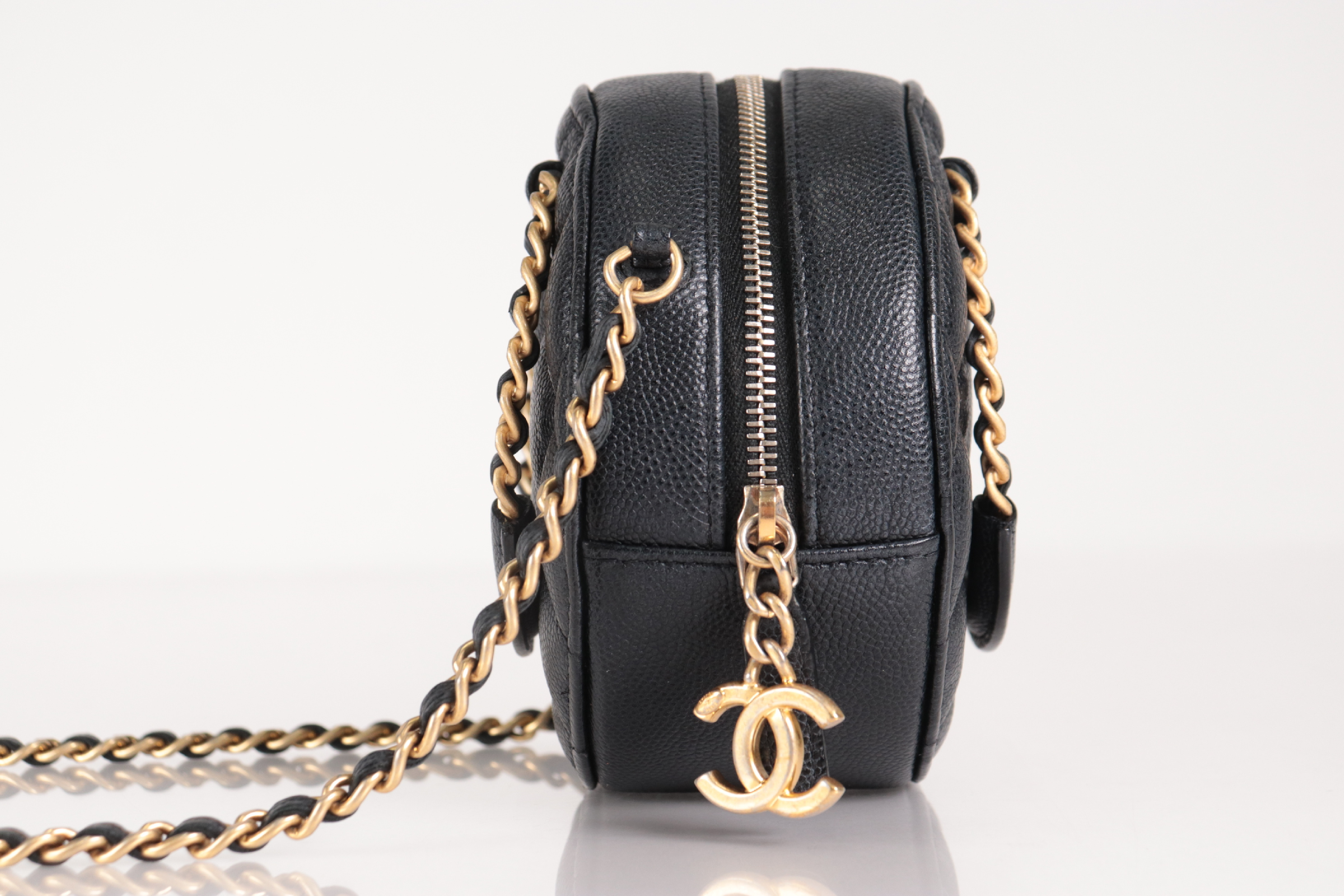 2-way Caviar Leather Circle Chain Shoulder Bag (Serial Number 29) — view 4