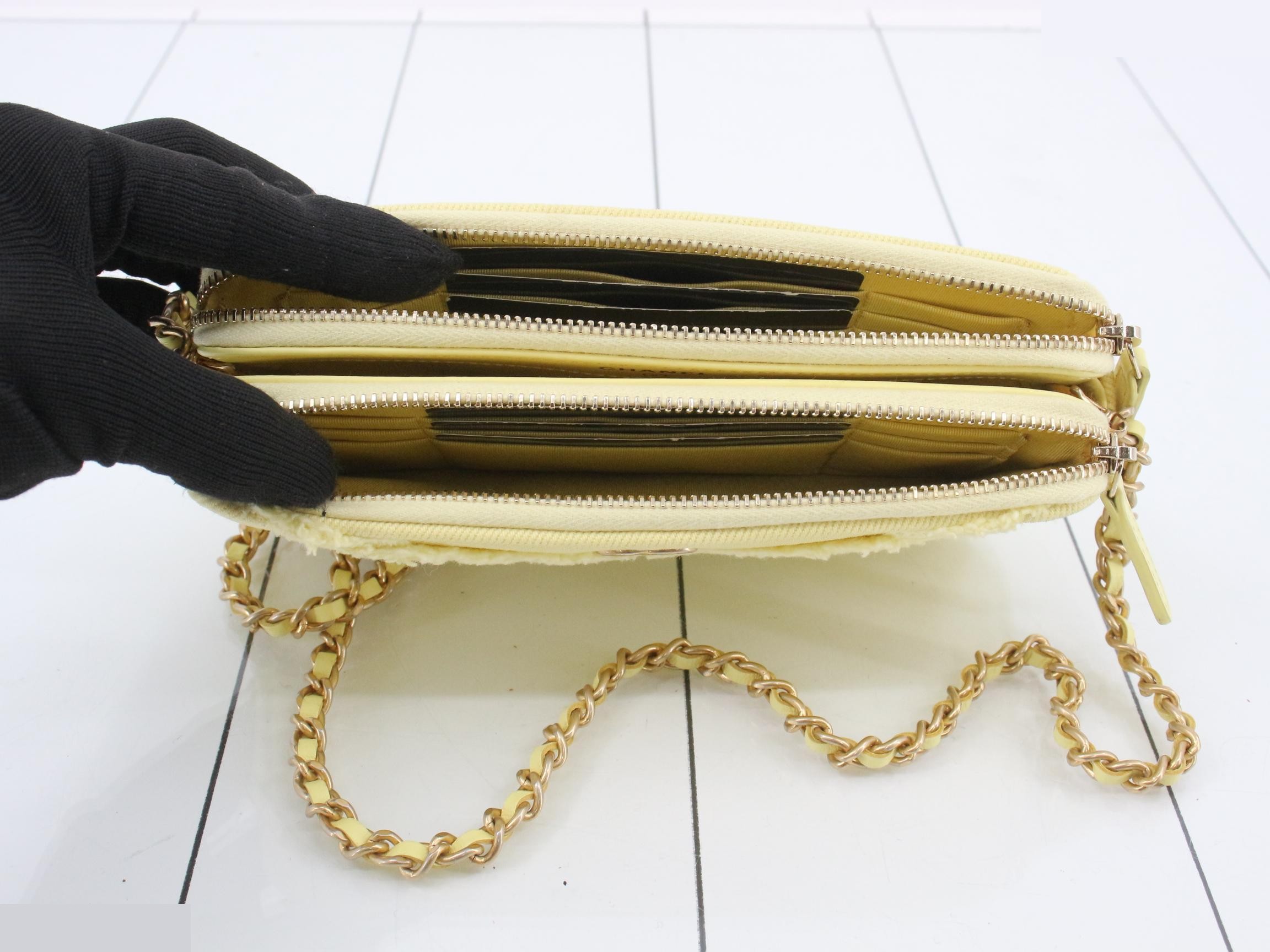 Chain shoulder bag, serial number 29, with seal, gold hardware. — view 4