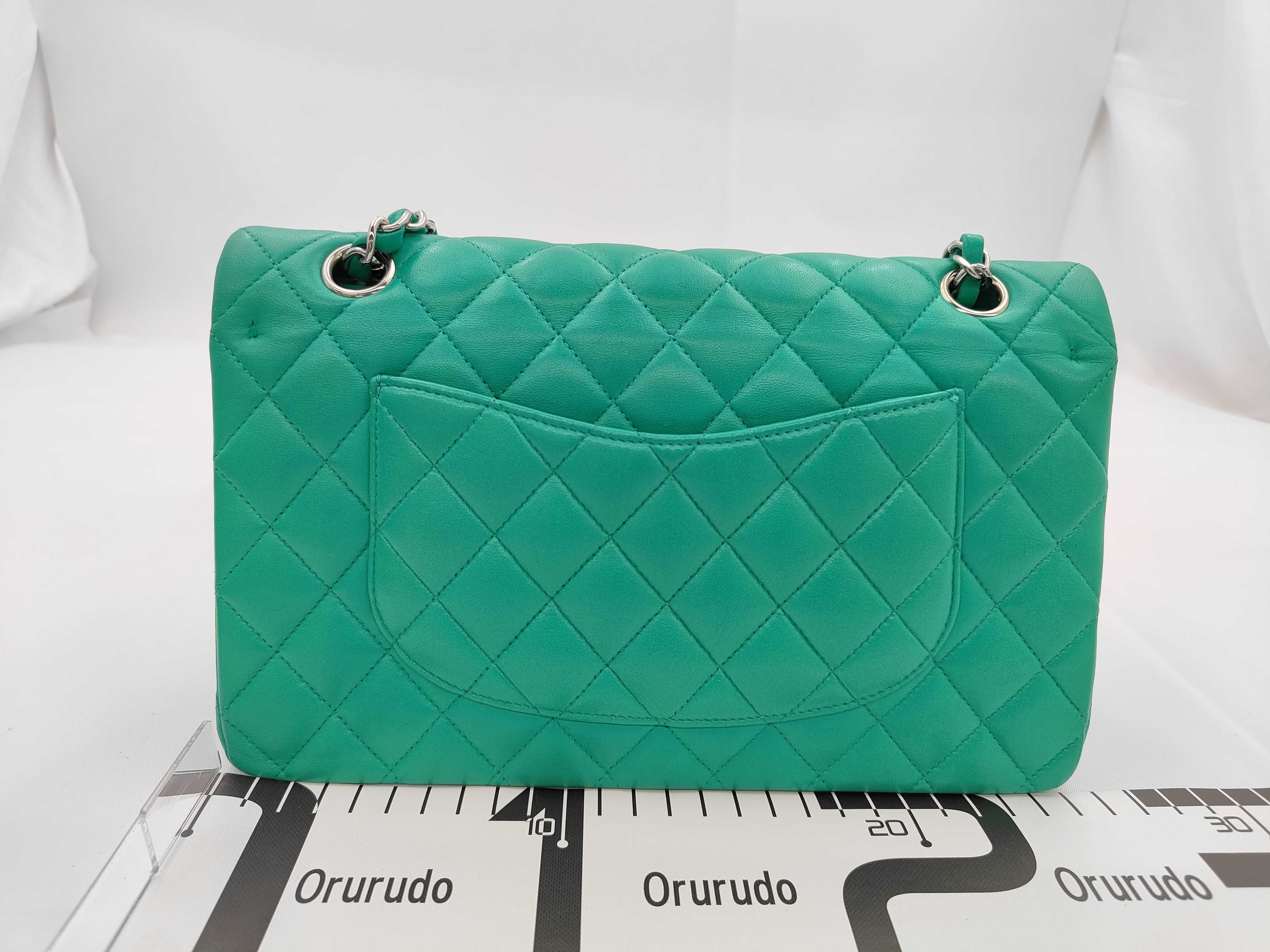 Matelassé 25 Lambskin Green Double Flap Double Chain Shoulder Bag — view 2