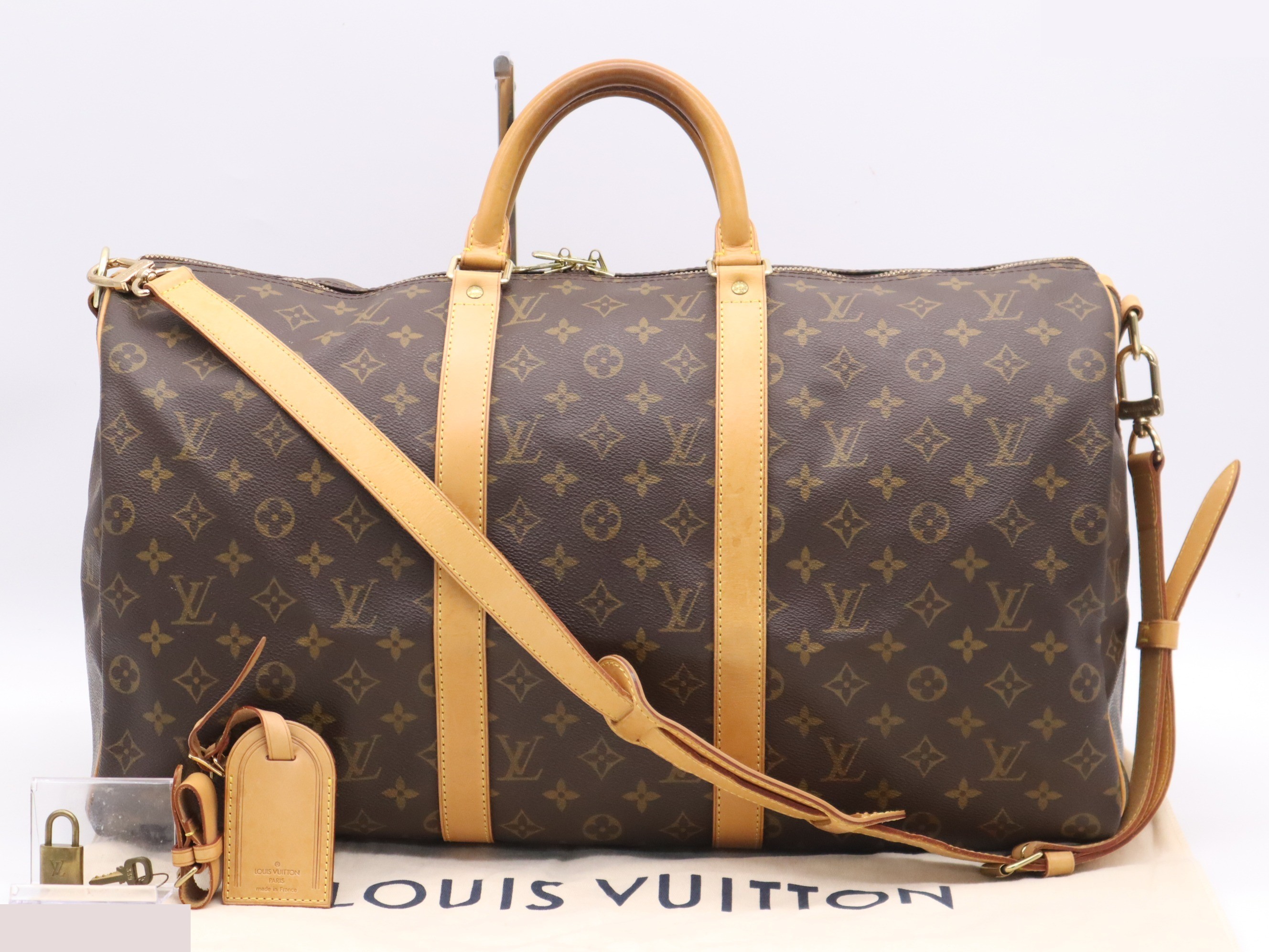 Keepall Bandouliere 50: Shoulder strap, padlock, 2 keys, name tag.