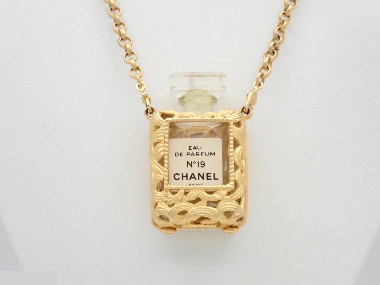 TOM engraved perfume bottle, chain approximately 80cm