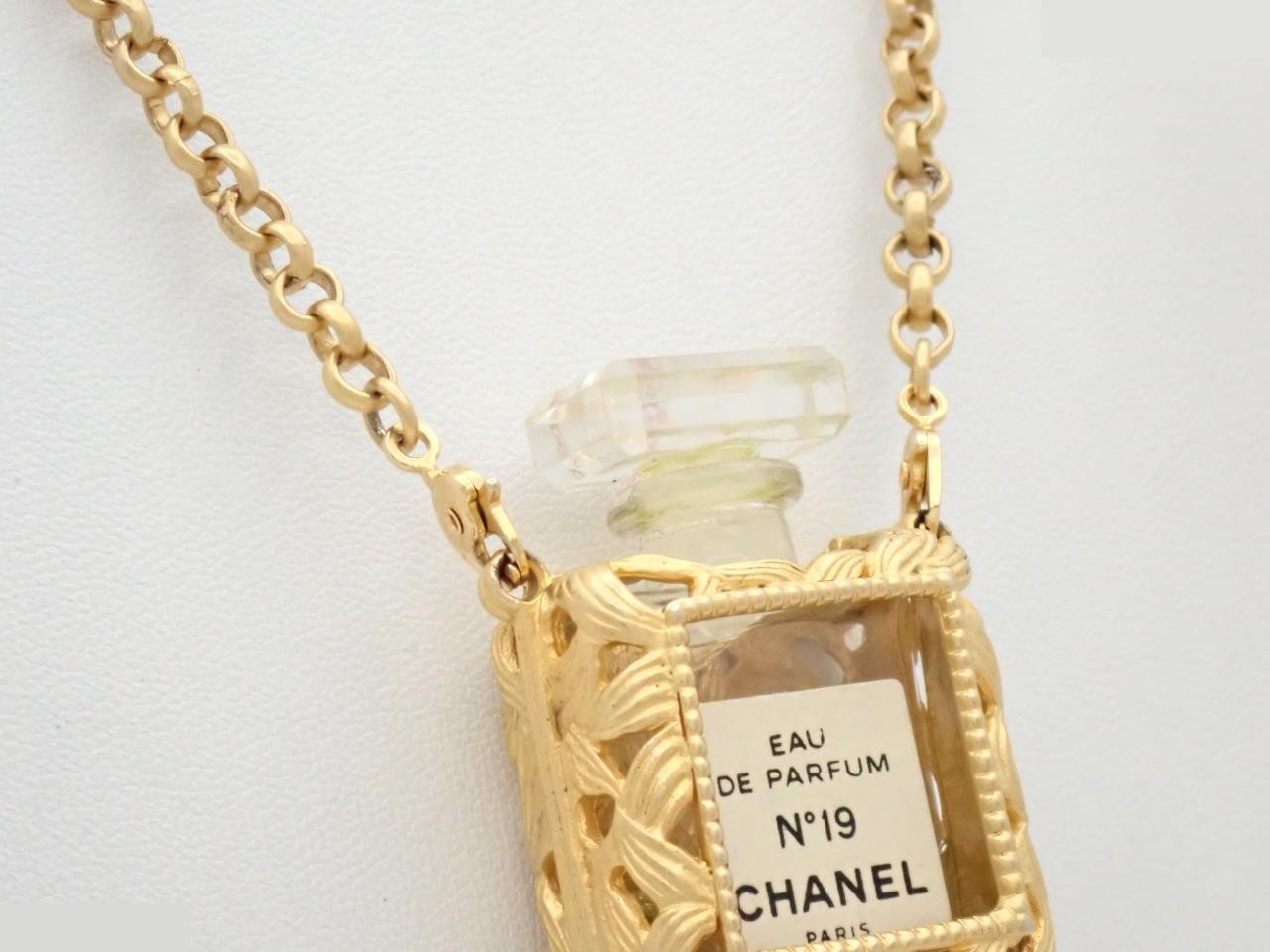 TOM engraved perfume bottle, chain approximately 80cm — view 2