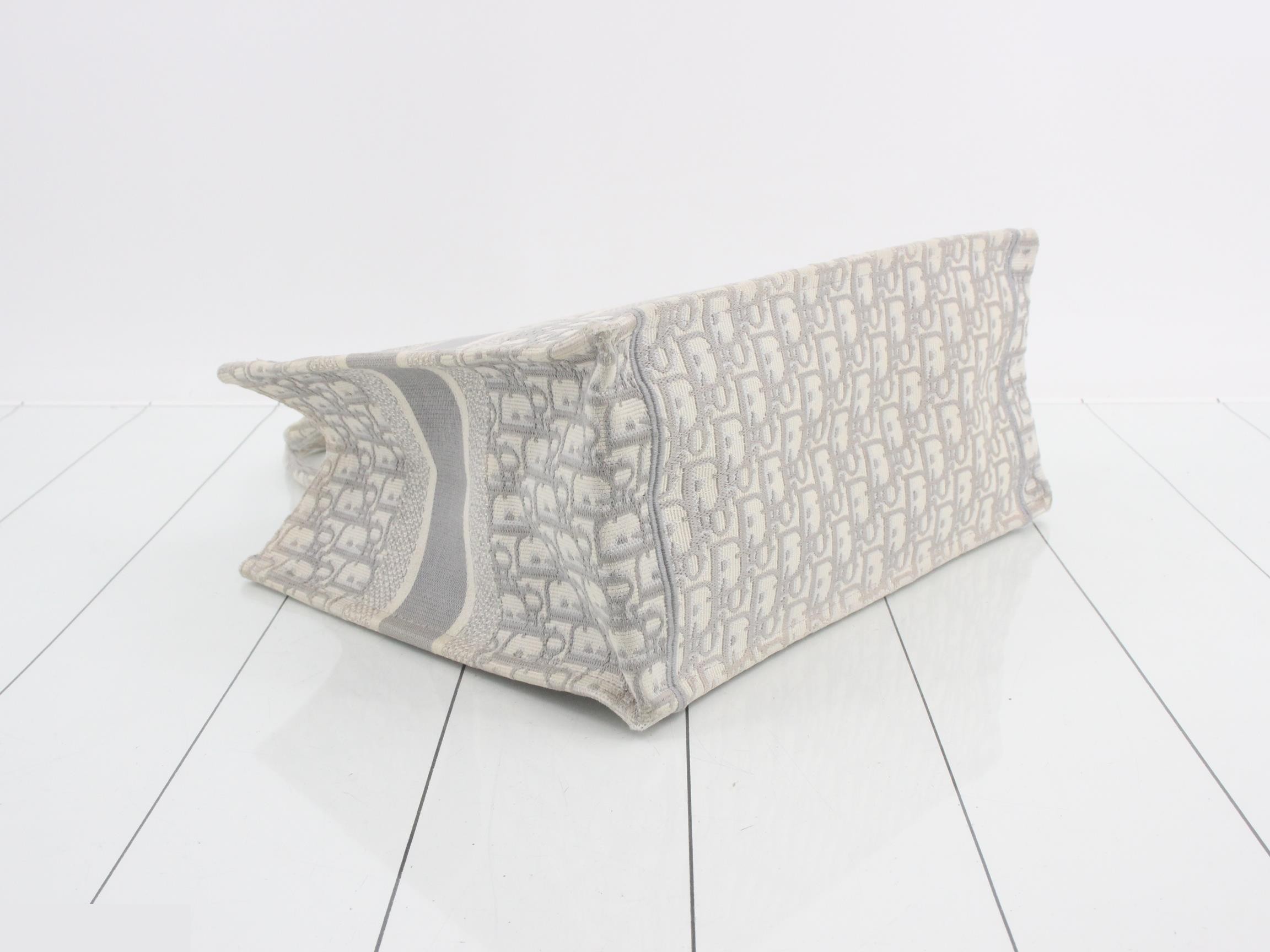 Book Tote, Medium, Oblique — view 5