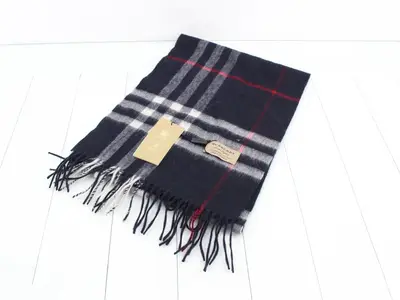 New with tags attached. 50% cashmere, 50% wool. Accessories/scarf.