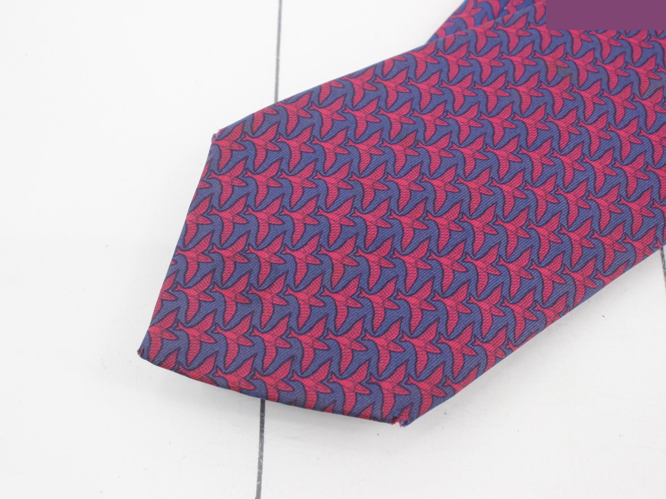 tie — view 3