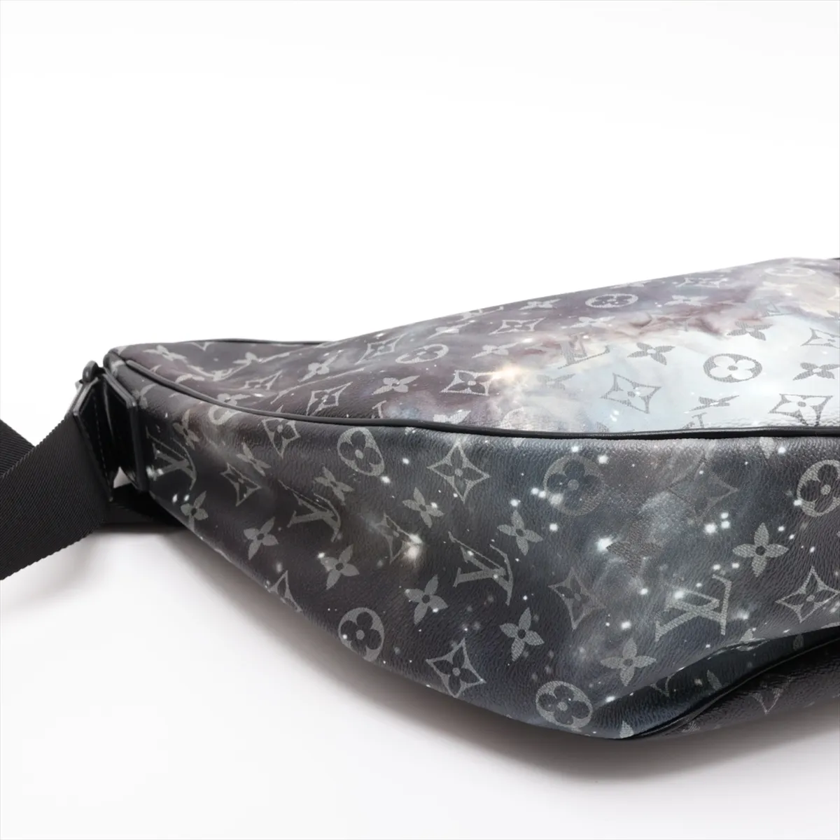 Monogram Galaxy Alpha Hobo M44164 MB0119 Black (RFID detected) — view 4