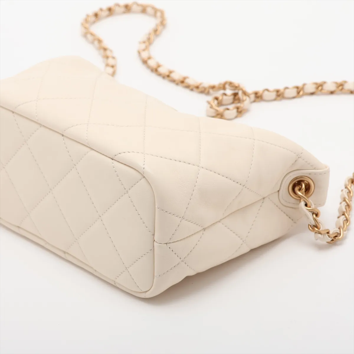 [Individually packaged] Chanel Matelassé Lambskin 2-Way Shoulder Bag, Pearl Beige, Gold Hardware, JCHEJ747, Random Plate — view 3