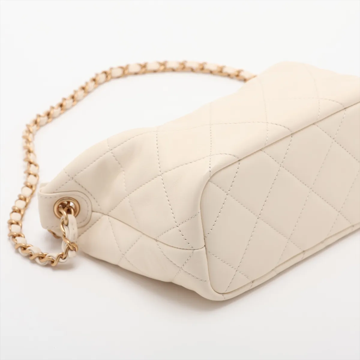 [Individually packaged] Chanel Matelassé Lambskin 2-Way Shoulder Bag, Pearl Beige, Gold Hardware, JCHEJ747, Random Plate — view 4