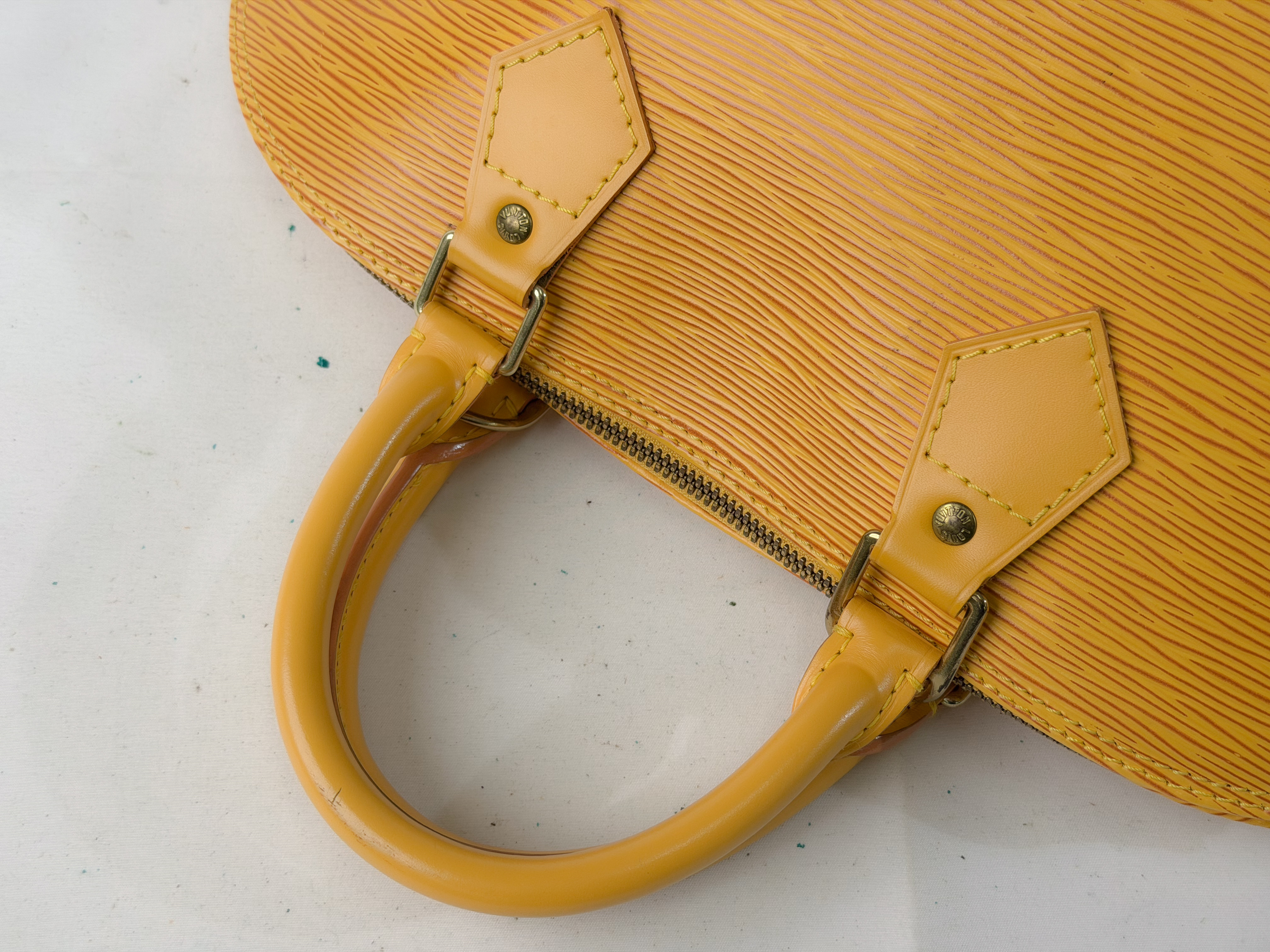 Epi M40619 Alma PM AR0957 Handbag — view 3